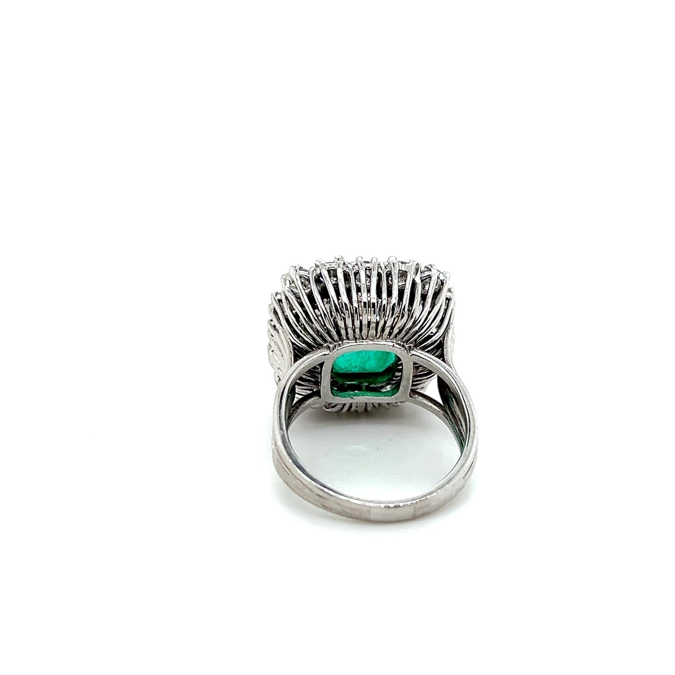 Contemporary 6.79 Carat Emerald & 2.3 TCW Diamond Platinum Cocktail Ring Unisexe en vente