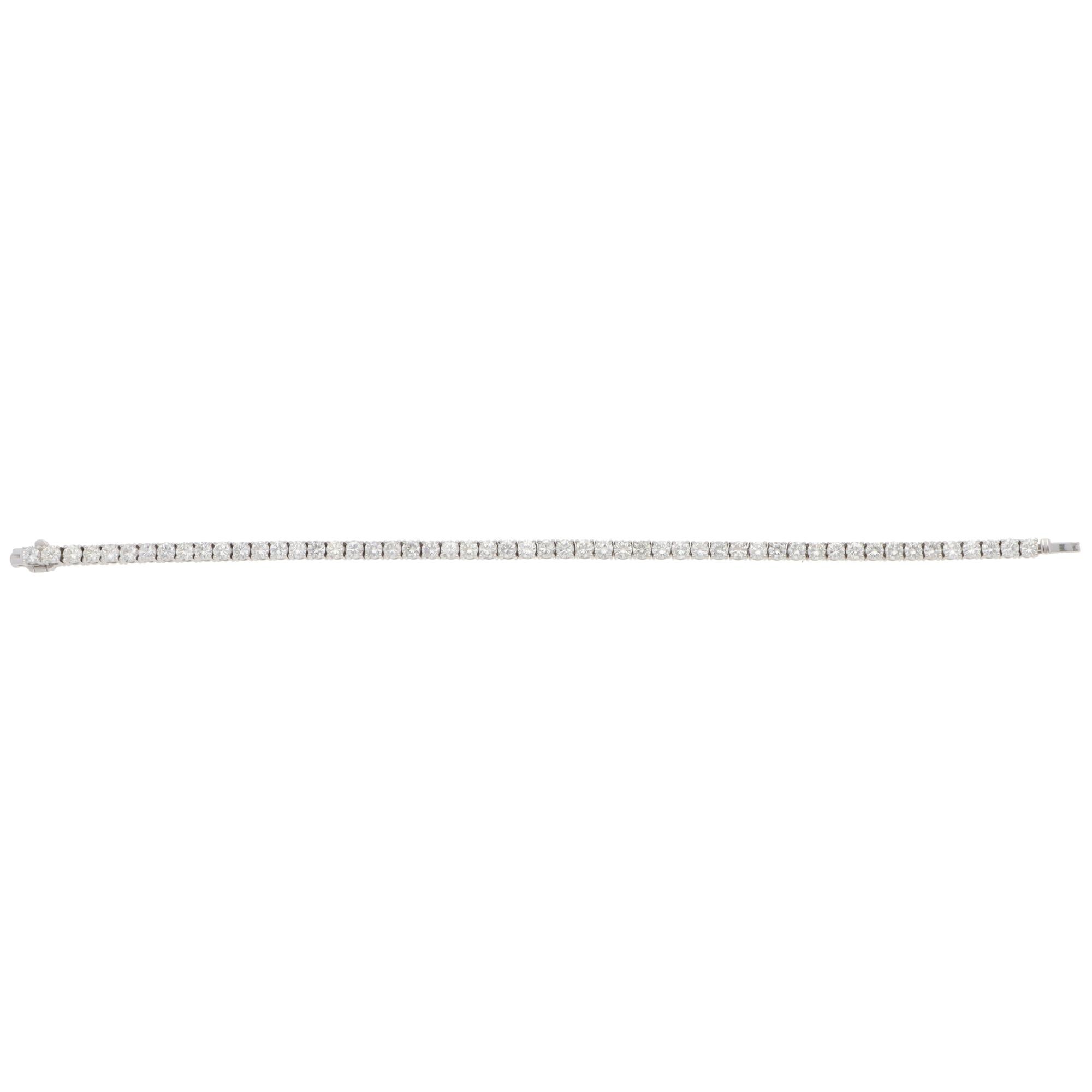 Un bellissimo bracciale tennis contemporaneo con linea di diamanti in oro bianco 14 carati.

Il bracciale è composto da un totale di 53 diamanti rotondi a taglio brillante. Tutte le pietre sono incastonate in modo sicuro a quattro punte e