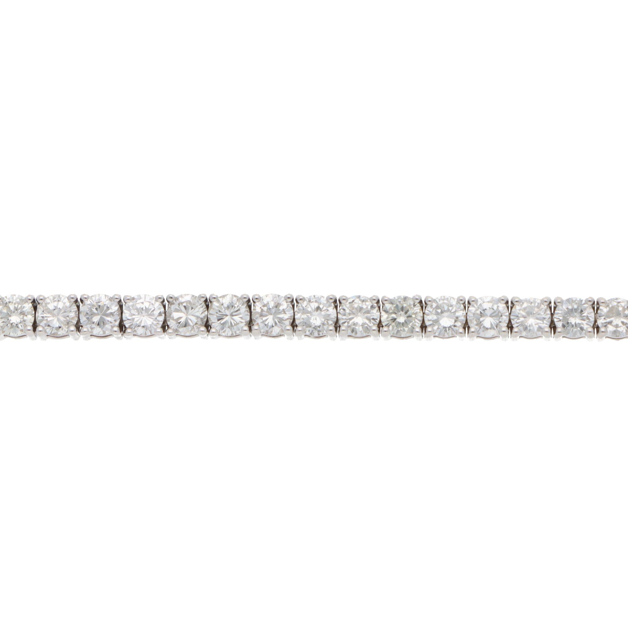 Moderno Bracciale Tennis Contemporary con linea di diamanti da 6.82 carati in oro bianco in vendita