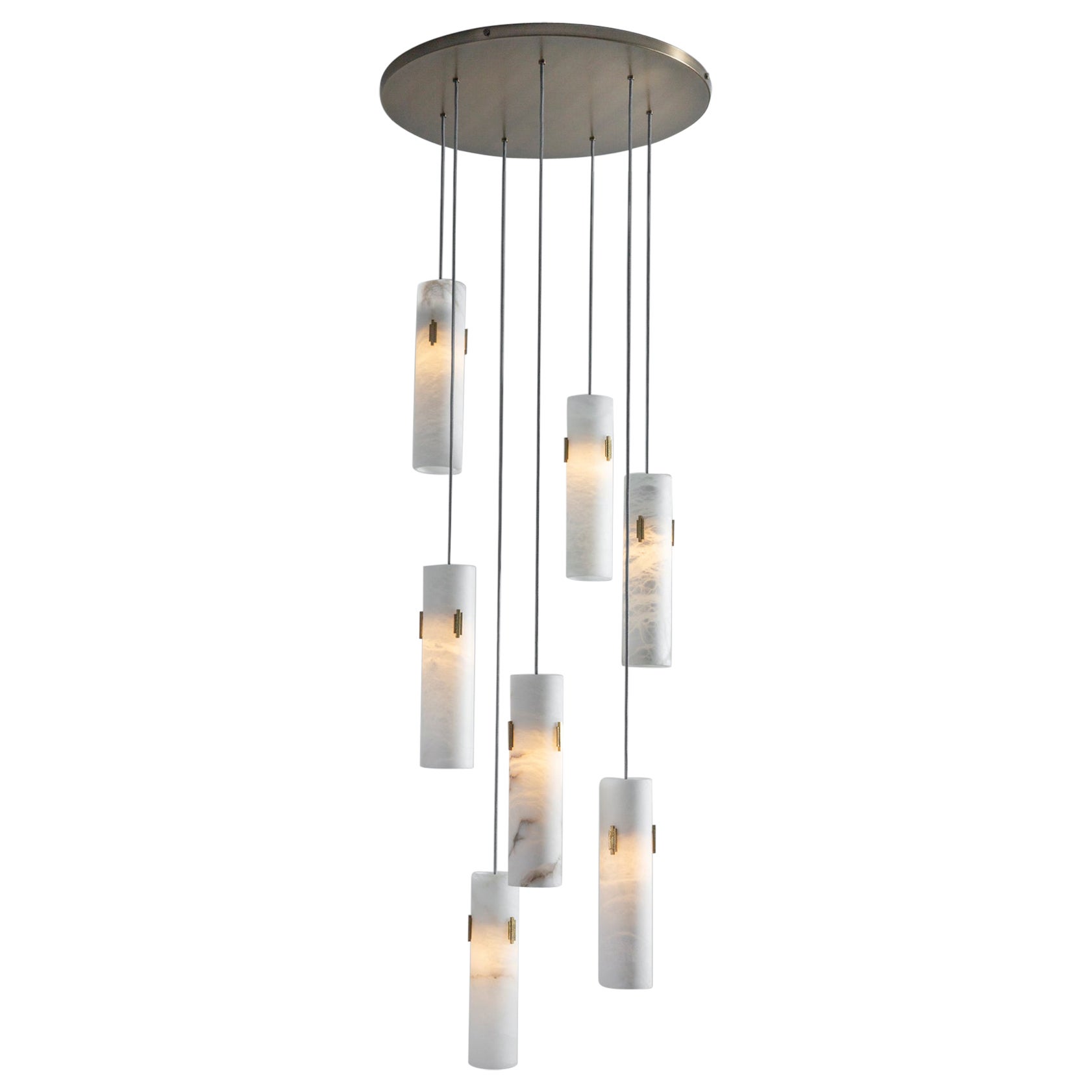 Araña contemporánea de alabastro de 7 luces en latón antiguo by Tigermoth Lighting