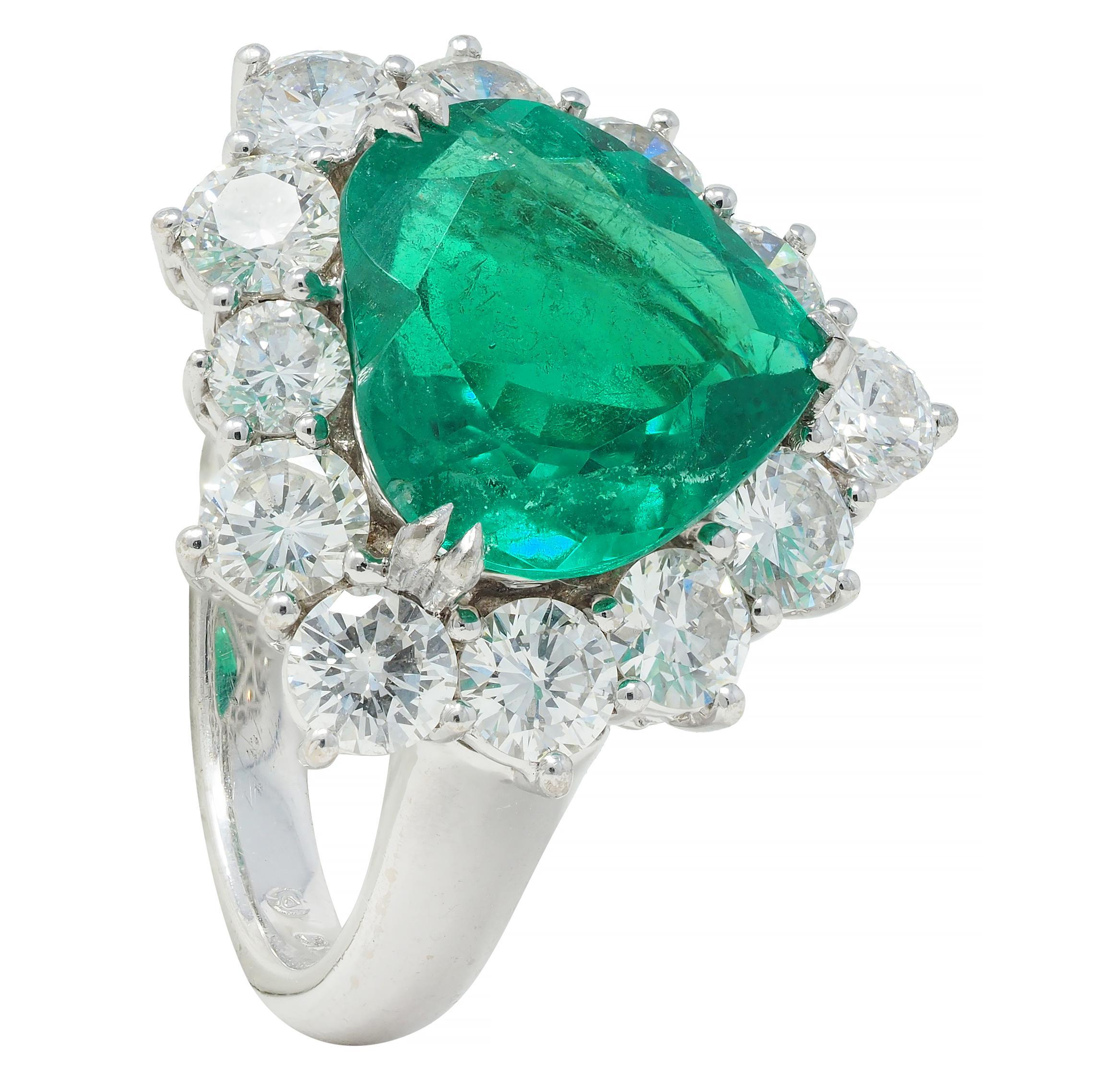 Bague Contemporary 7.00 CTW Colombian Emerald Diamond 18 Karat Gold Heart Halo Ring en vente 6