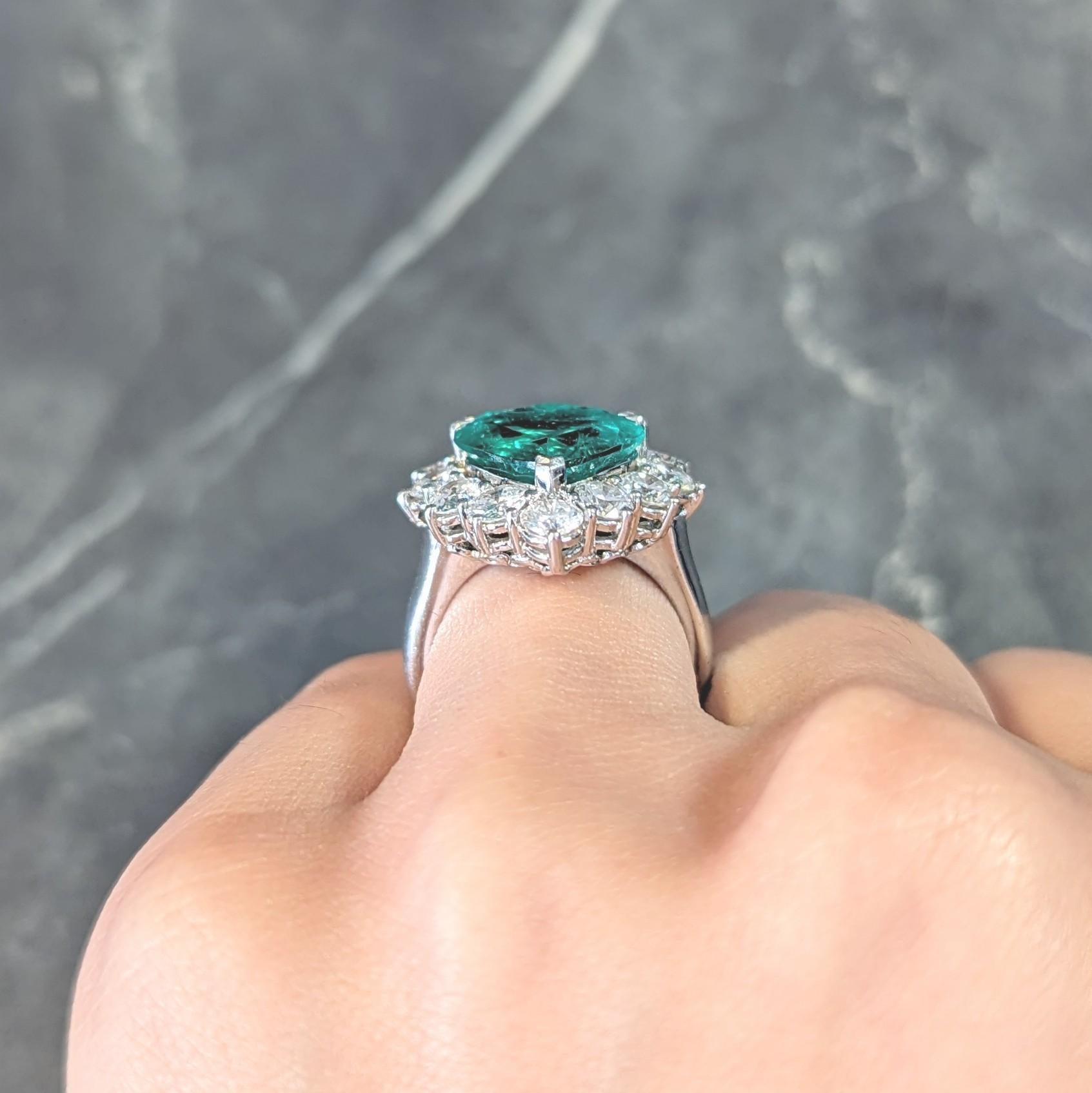 Contemporary 7.00 CTW Colombian Emerald Diamond 18 Karat Gold Heart Halo Ring For Sale 10