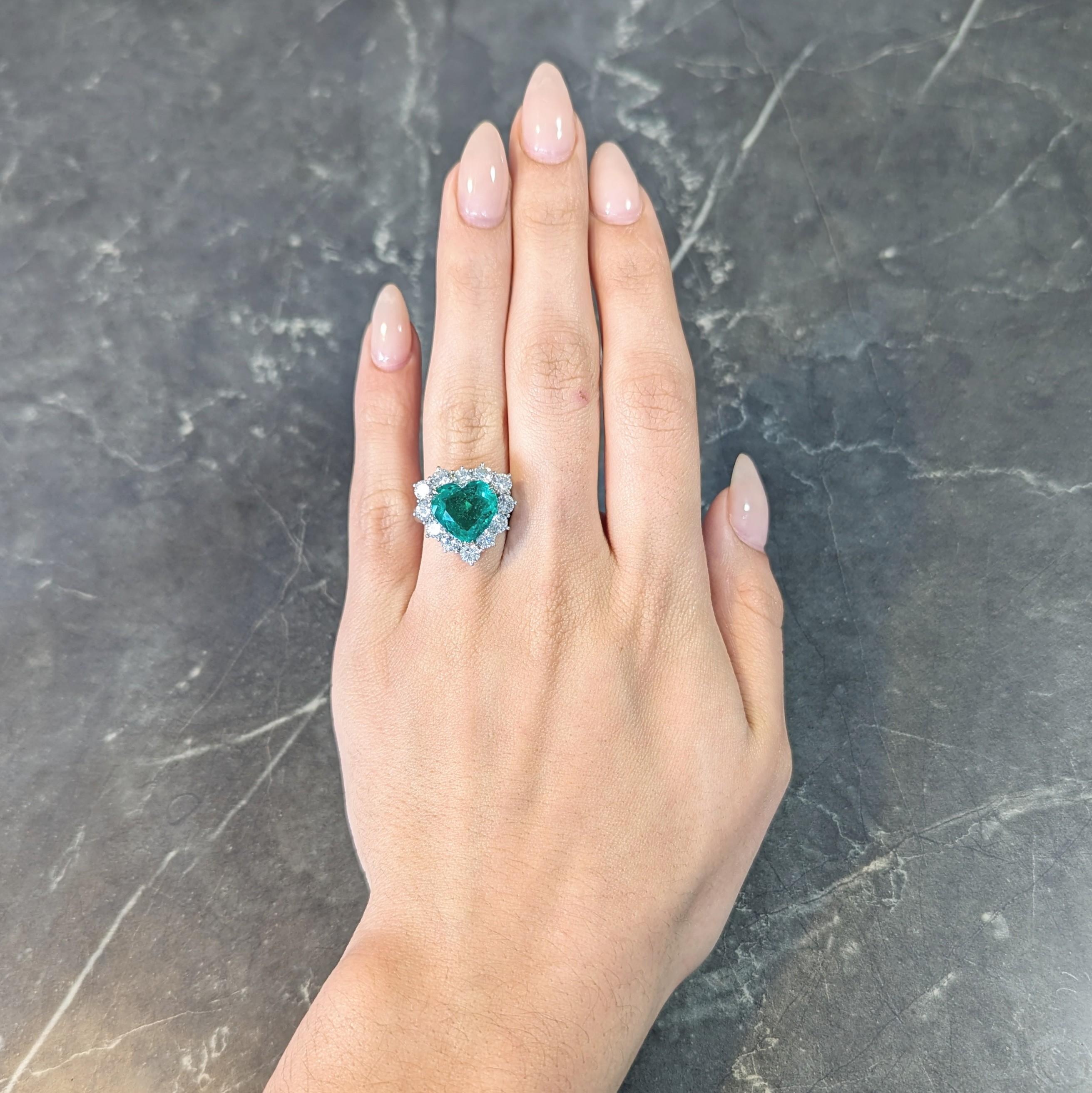Contemporary 7.00 CTW Colombian Emerald Diamond 18 Karat Gold Heart Halo Ring In Excellent Condition For Sale In Philadelphia, PA