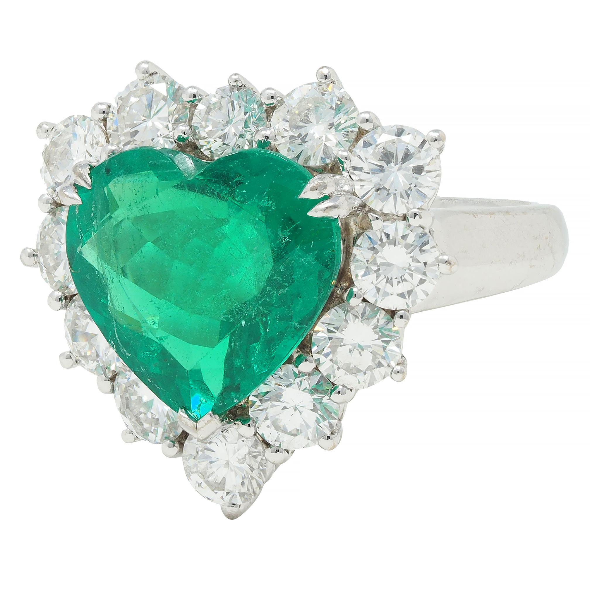 Contemporary 7.00 CTW Colombian Emerald Diamond 18 Karat Gold Heart Halo Ring For Sale 3