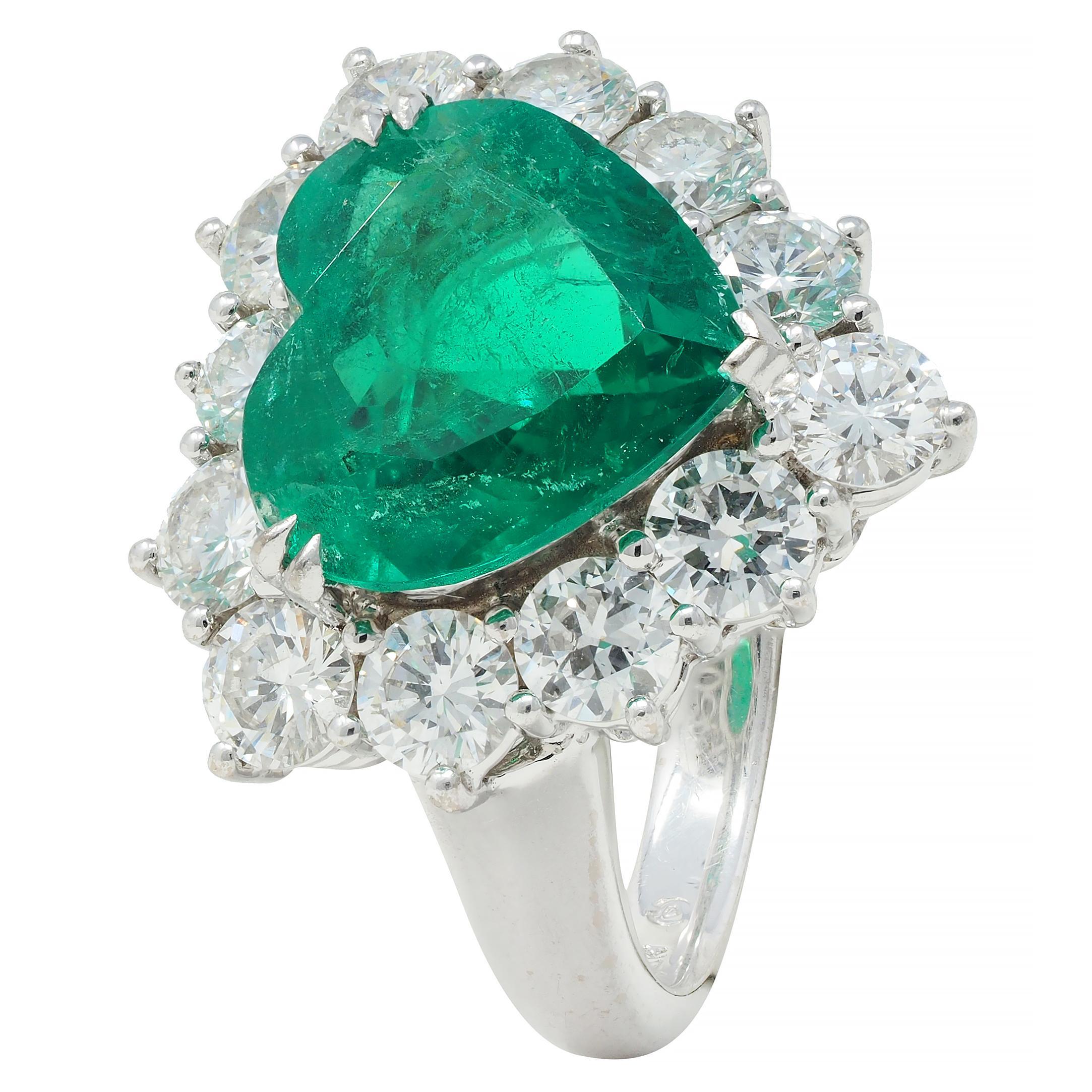 Contemporary 7.00 CTW Colombian Emerald Diamond 18 Karat Gold Heart Halo Ring For Sale 4