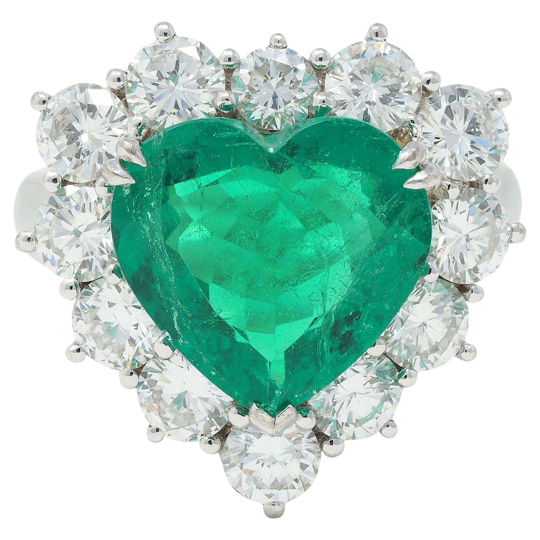 Contemporary 7.00 CTW Colombian Emerald Diamond 18 Karat Gold Heart Halo Ring For Sale