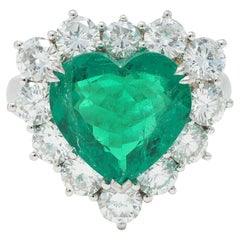 Bague Contemporary 7.00 CTW Colombian Emerald Diamond 18 Karat Gold Heart Halo Ring