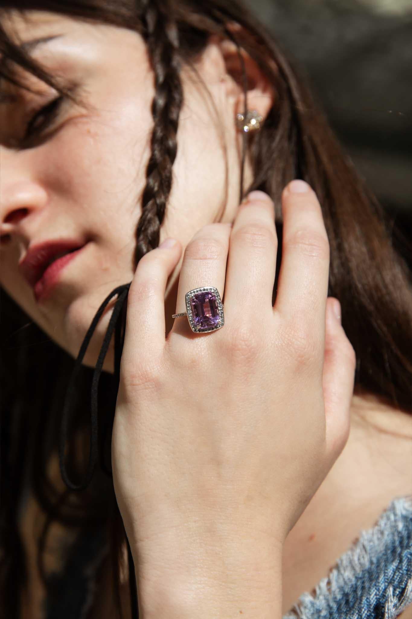 Contemporary 7.18 Carat Kunzite & Diamond Halo Ring 18 Carat White Gold For Sale 5