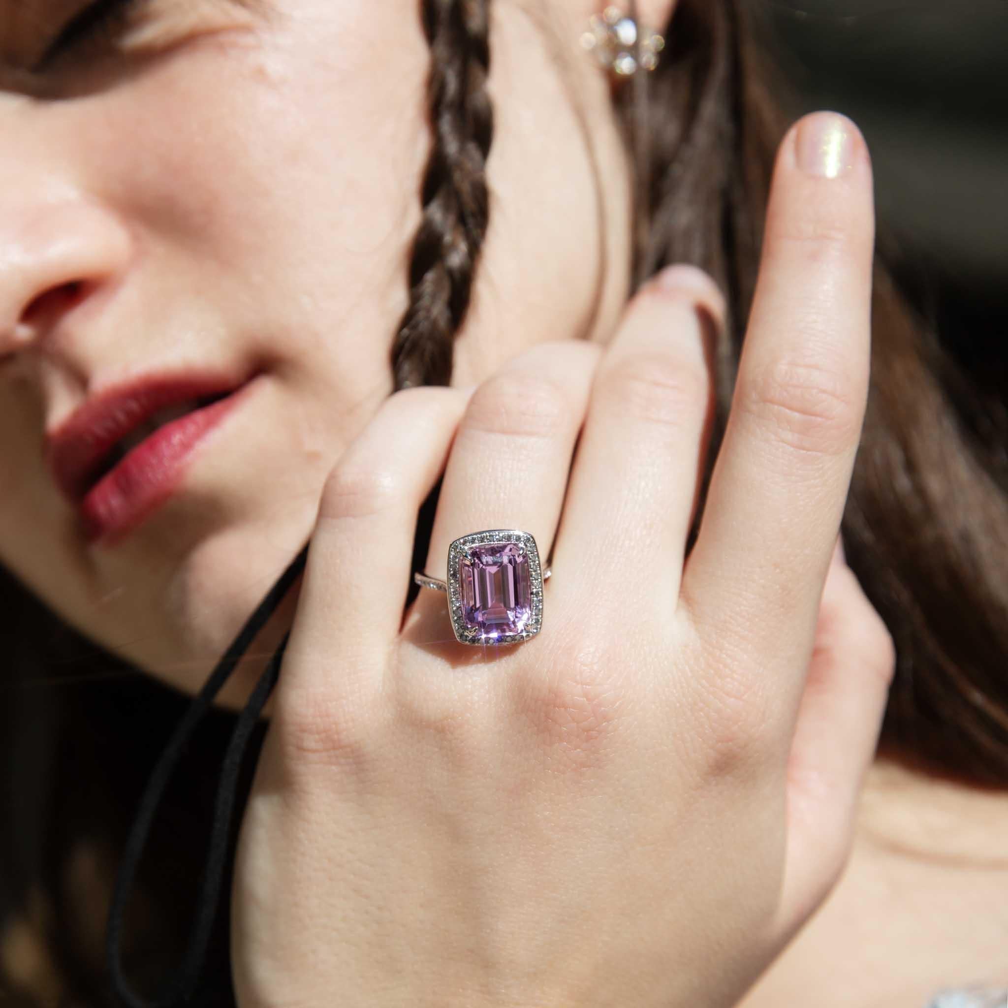 Contemporary 7.18 Carat Kunzite & Diamond Halo Ring 18 Carat White Gold For Sale 7