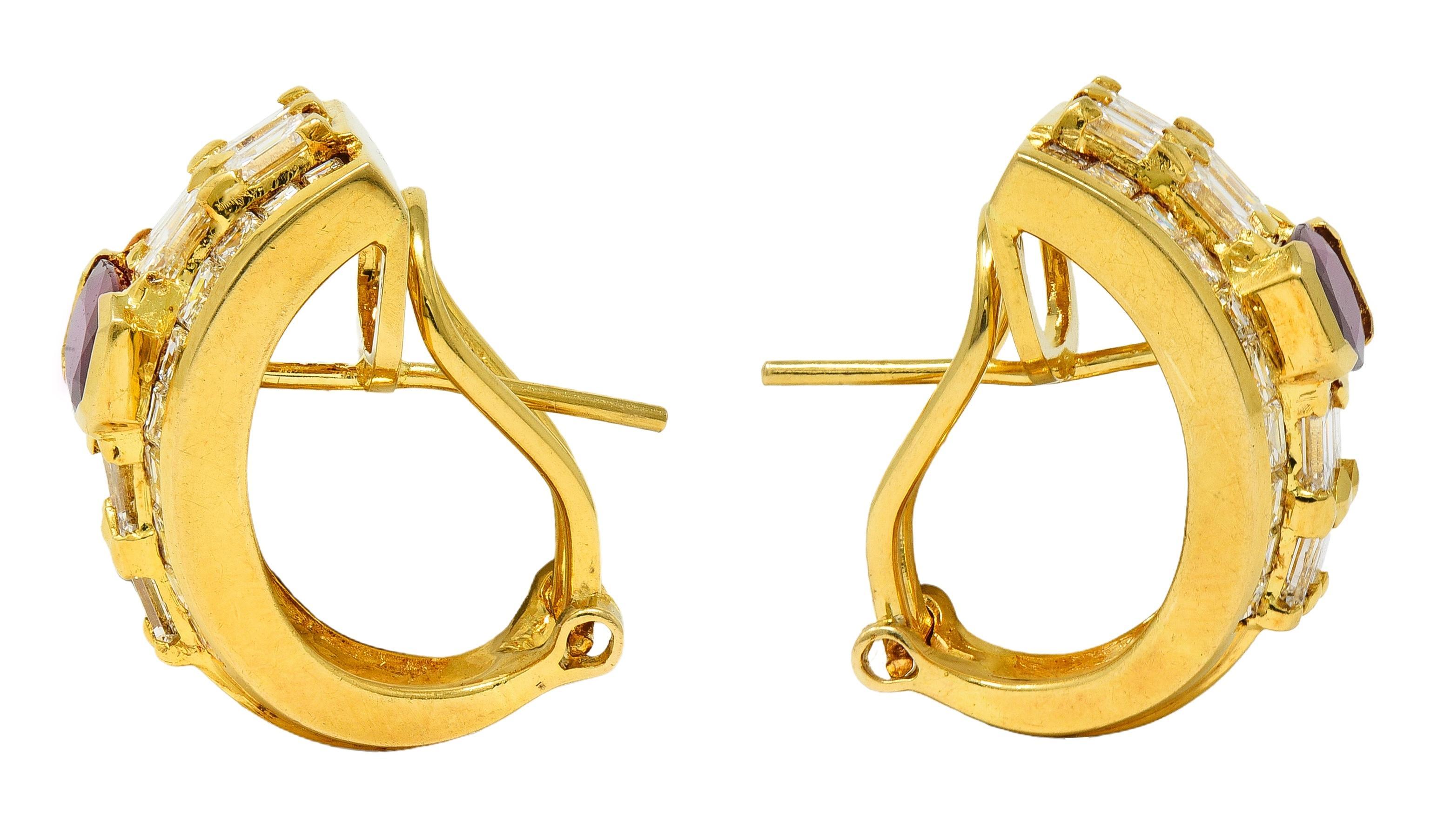 Contemporain AM Contemporary 7.25 CTW  Boucles d'oreilles en J en or jaune 18 carats avec diamants et rubis en vente