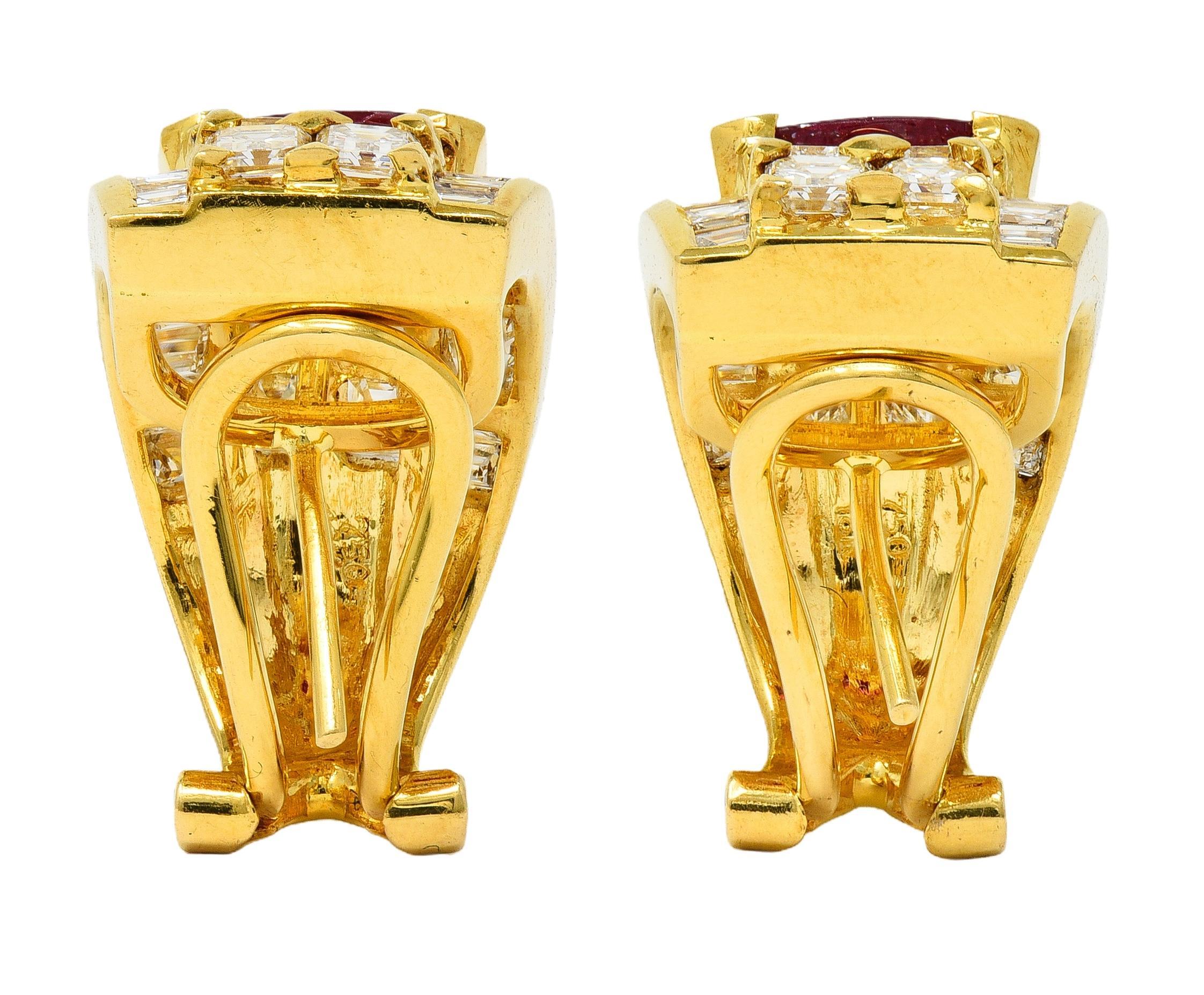 Taille ovale AM Contemporary 7.25 CTW  Boucles d'oreilles en J en or jaune 18 carats avec diamants et rubis en vente