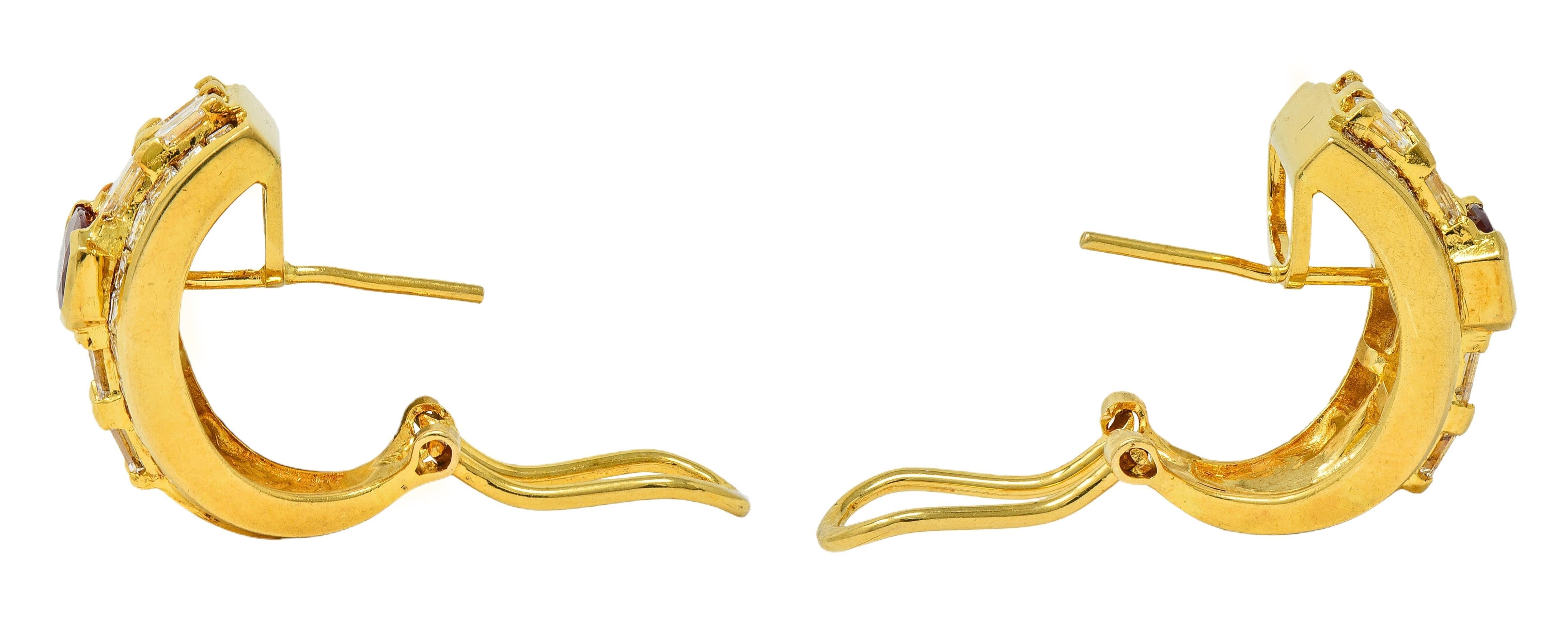 AM Contemporary 7.25 CTW  Boucles d'oreilles en J en or jaune 18 carats avec diamants et rubis Excellent état - En vente à Philadelphia, PA
