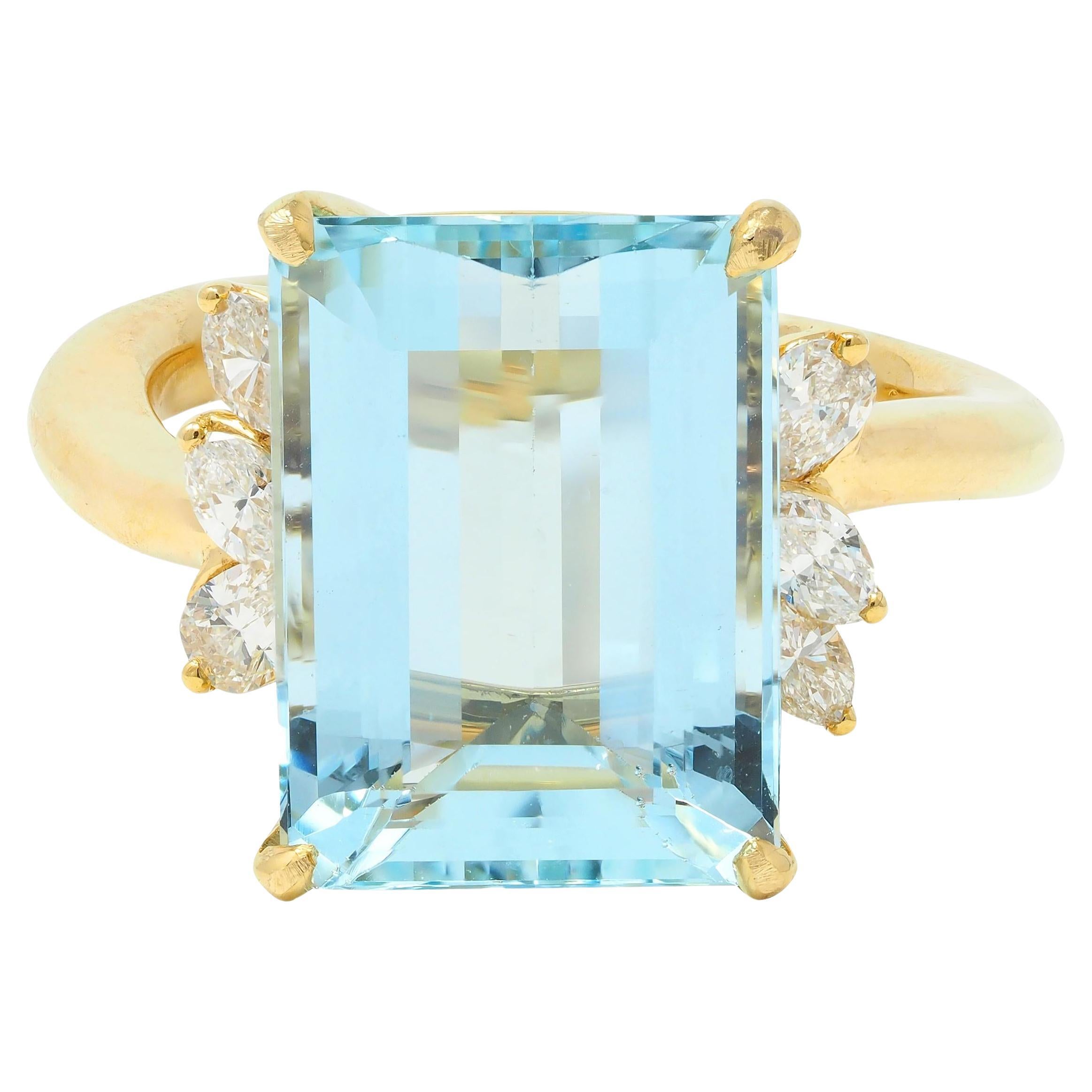Contemporary 7.27 CTW Aquamarine Diamond 18 Karat Yellow Gold Cocktail Ring For Sale