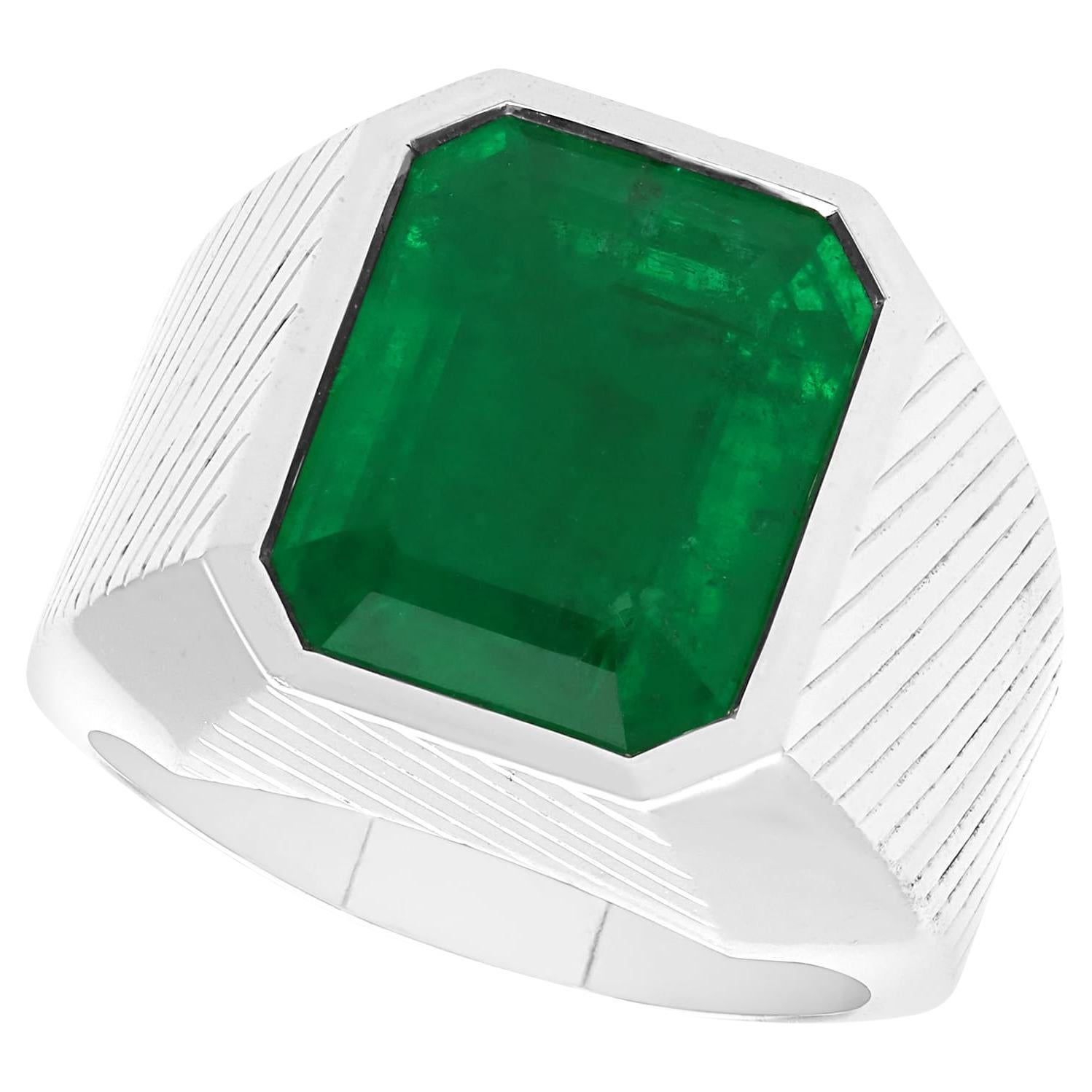Contemporary 7.73 Carat Emerald and 18 Karat White Gold Dress Ring (2016) For Sale