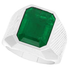 Contemporary 7.73 Carat Emerald and 18 Karat White Gold Dress Ring (2016)