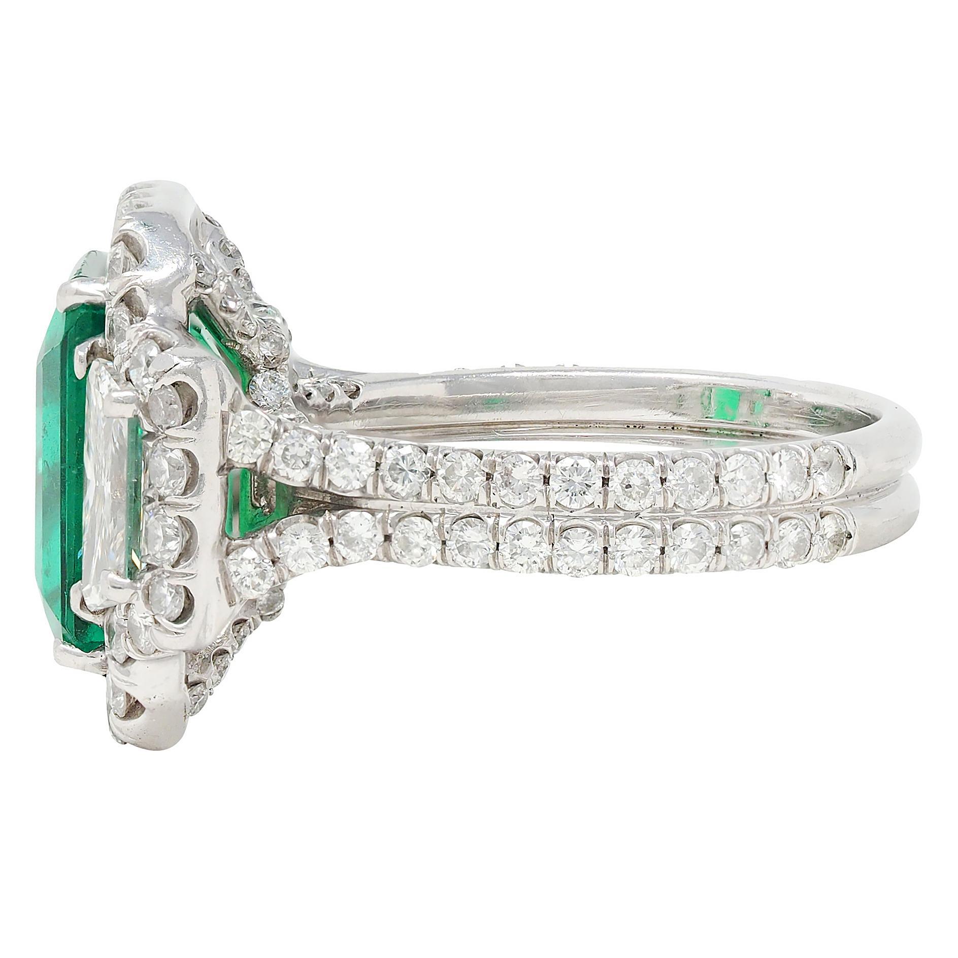Contemporary 7,90 CTW Diamante smeraldo in platino Vintage Anello con tre pietre a raggiera GIA In condizioni ottime in vendita a Philadelphia, PA