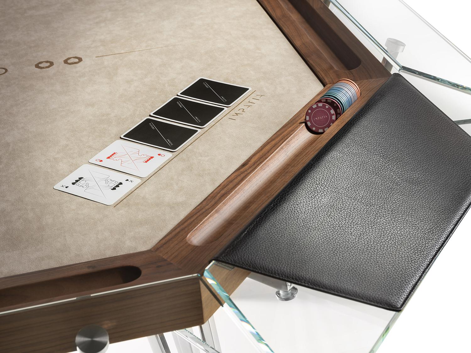 italien Table de poker contemporaine 8 joueurs en bois de noyer et verre par IMPATIA en vente