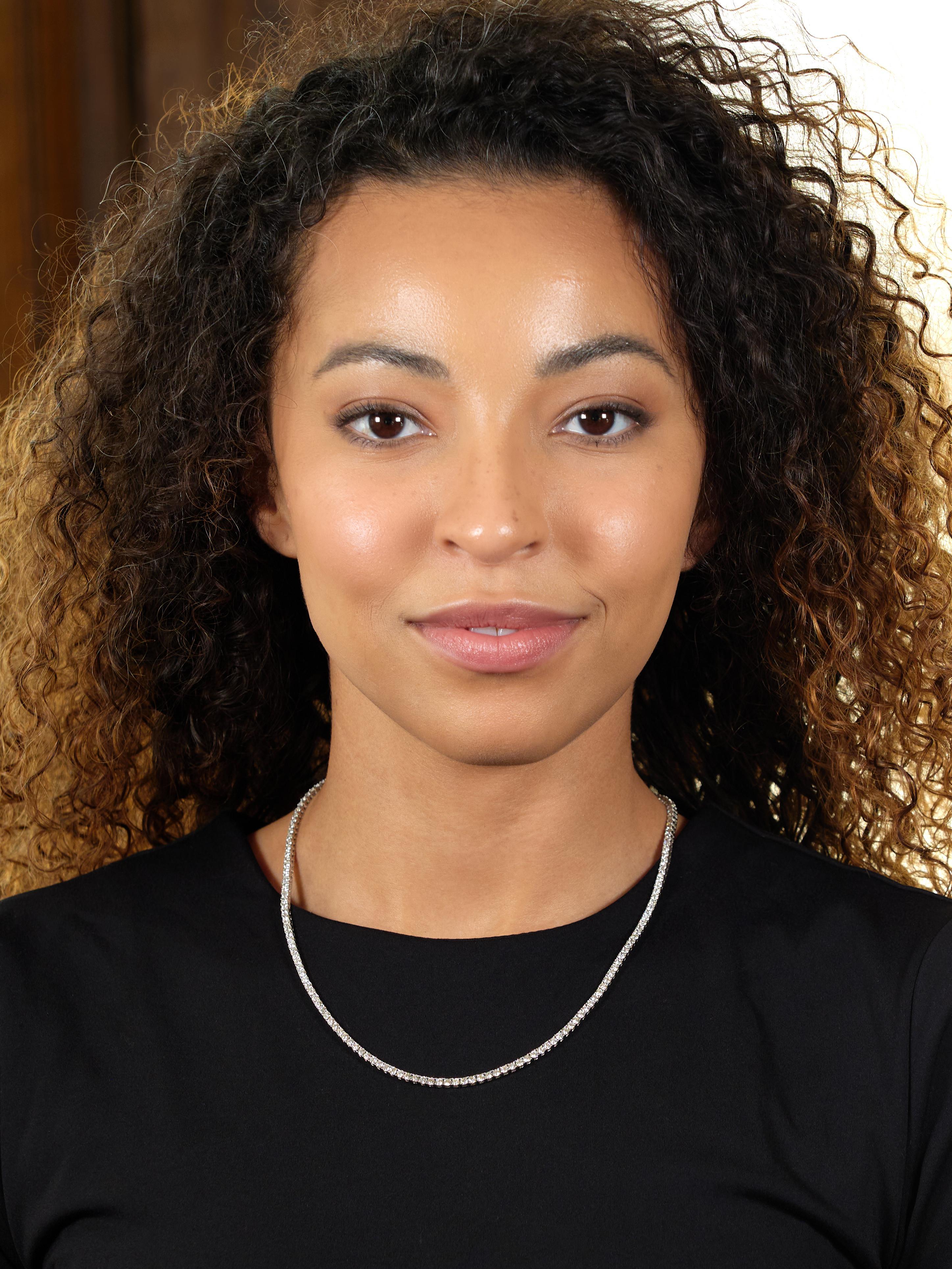 Design/One : rangée de diamants ronds de taille brillante de style riviera
D'un poids total d'environ 8.45 carat
Couleur H à I, pureté VS2
Chaque pièce est sertie dans un maillon panier à charnière.
Fermeture par un fermoir dissimulé
Avec un huit à