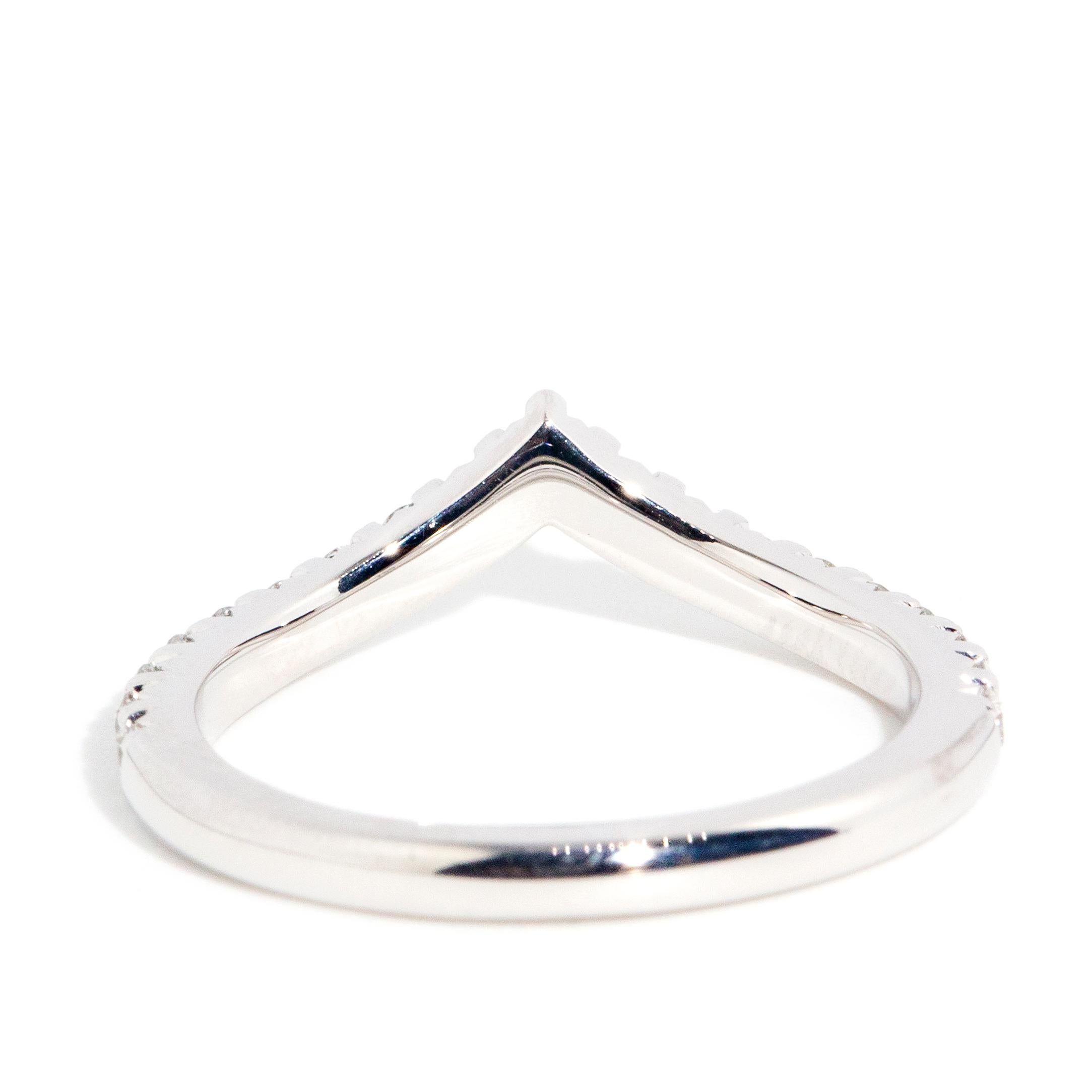Contemporary 9 Carat White Gold Round Brilliant Diamond Chevron Style Band Ring 2