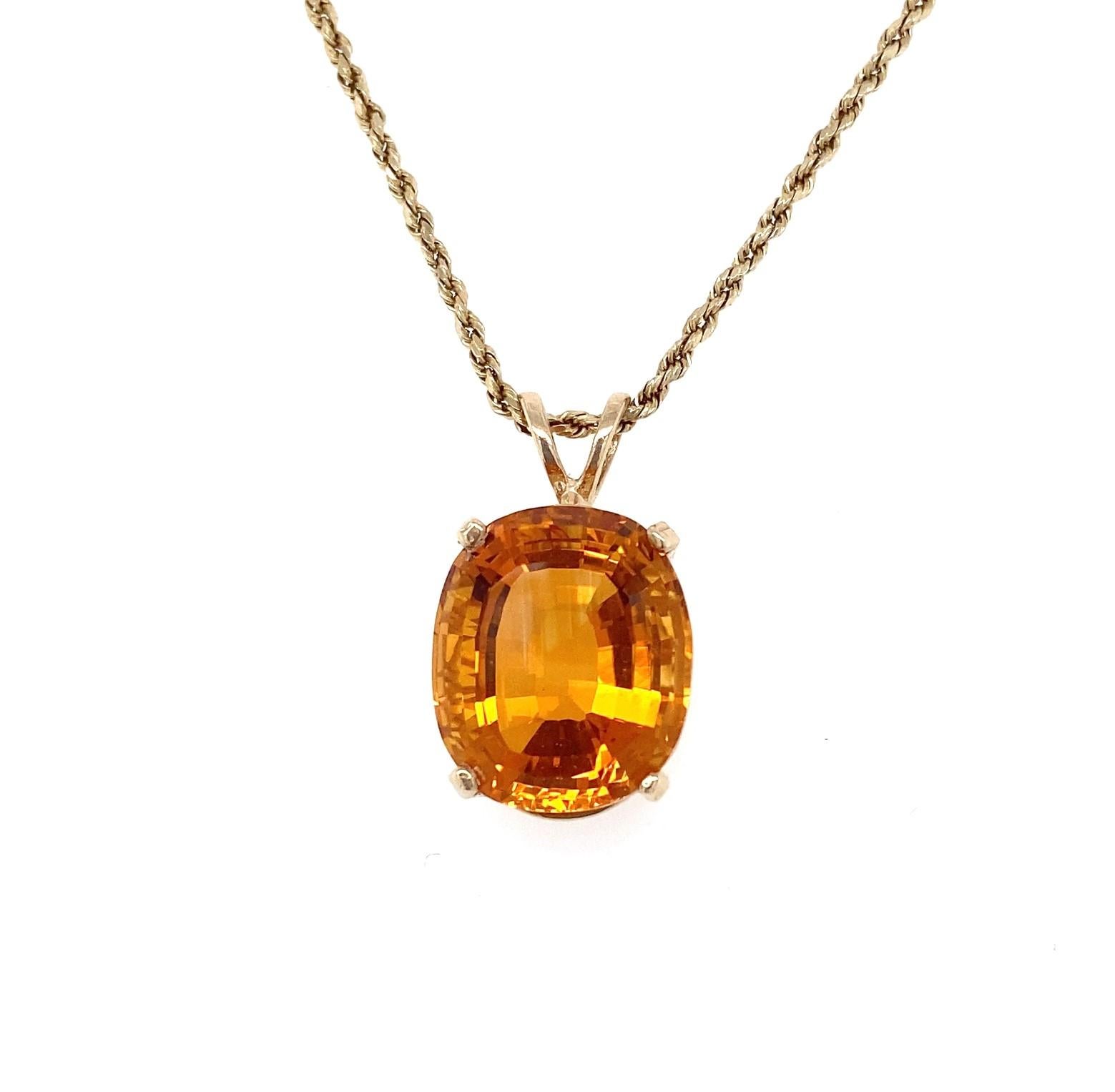 Dieser kühne Solitär-Anhänger aus 14-karätigem Gelbgold enthält einen ovalen honig-orangen Citrin mit einem Gewicht von 9,12 Karat und den Maßen 14,86 mm Länge, 12,71 mm Breite und 9,11 mm Tiefe.  Der makellose Schliff und die Politur dieses üppigen