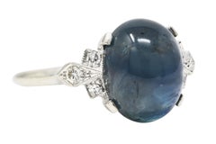 Bague contemporaine en or blanc 14 carats avec saphir cabochon de 9,80 carats et diamants