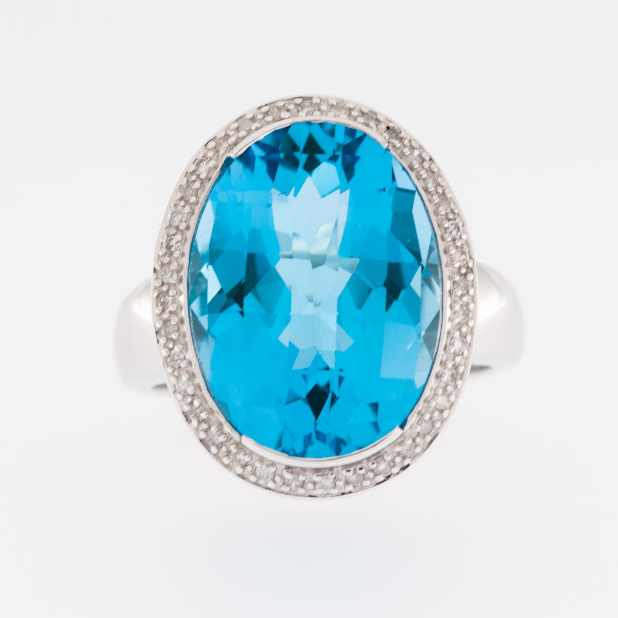 Contemporary 9 karat White Gold Ring with Blue Quartz and Diamonds In Good Condition For Sale In Esch sur Alzette, Esch-sur-Alzette