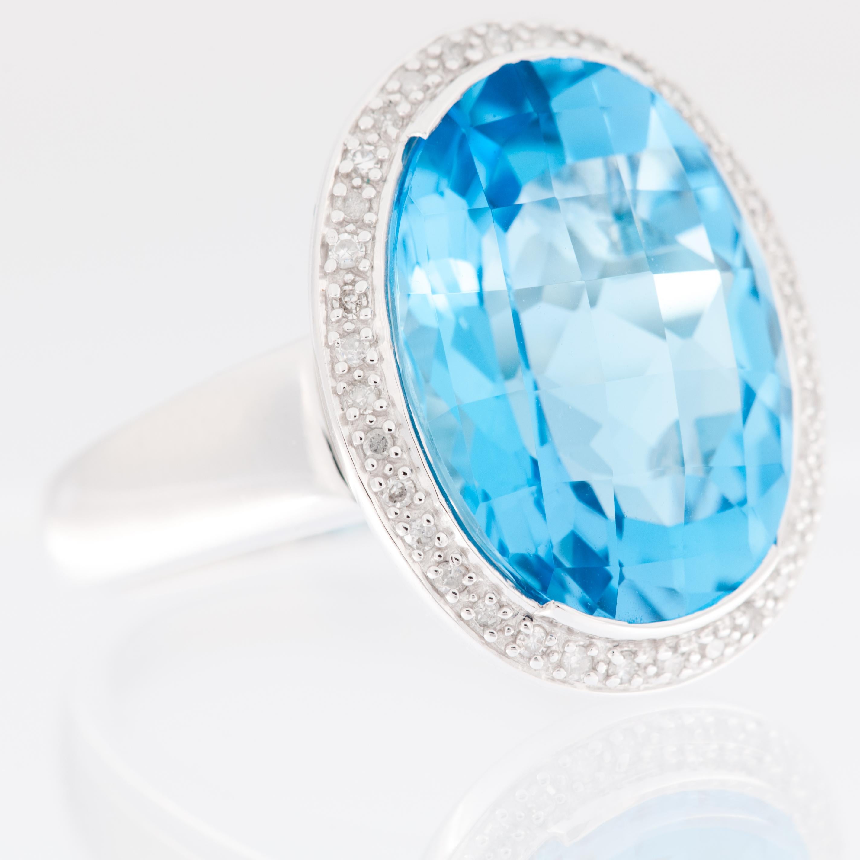 Contemporary 9 karat White Gold Ring with Blue Quartz and Diamonds For Sale 1