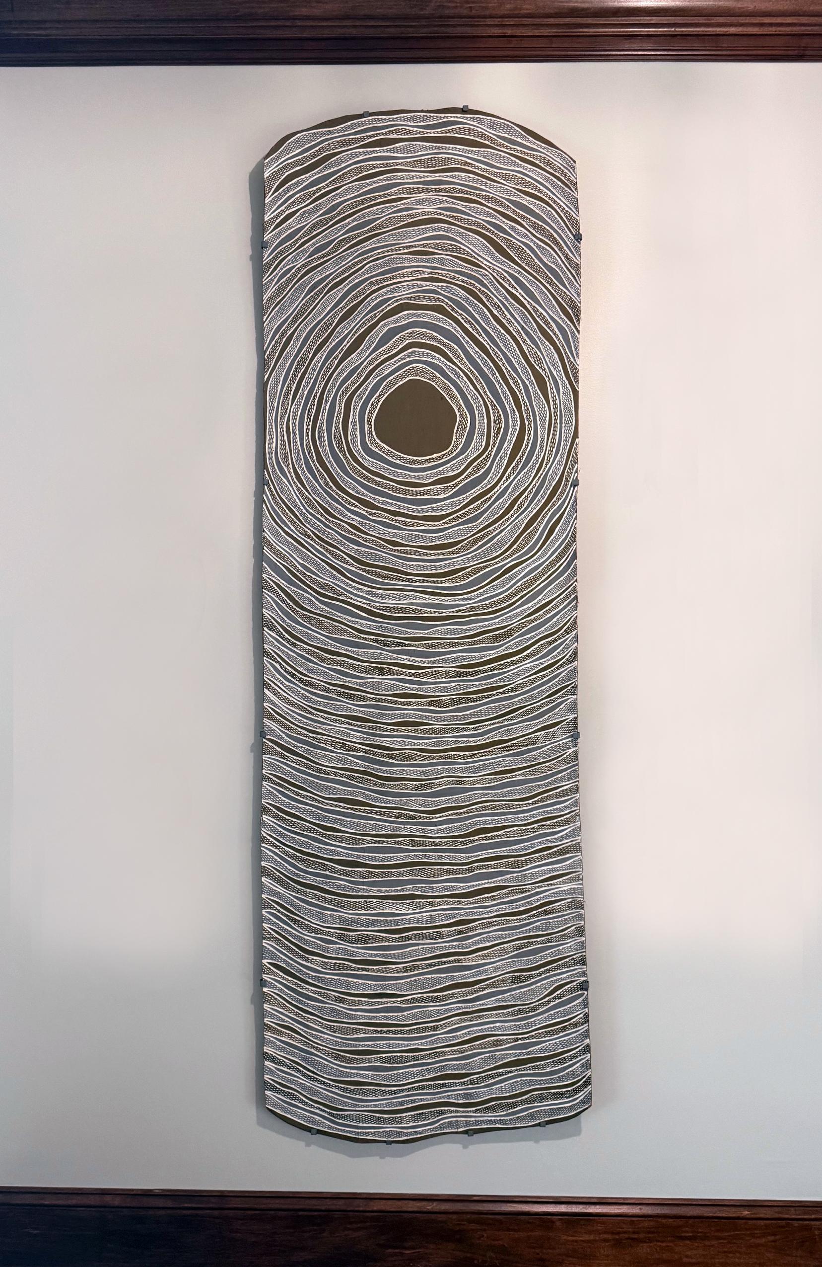 Künstler: Gunybi Ganambarr (australischer Aborigine; 1973 -)
Titel: Baraltja
Jahr der Gründung: 2009
Medium: natürliches Erdpigment und Schnitzerei auf faseriger Rinde
Provenienz:
Gemalt für Buku-Larrnggay Arts, Yirrkala, Nordterritorium 
Erworben