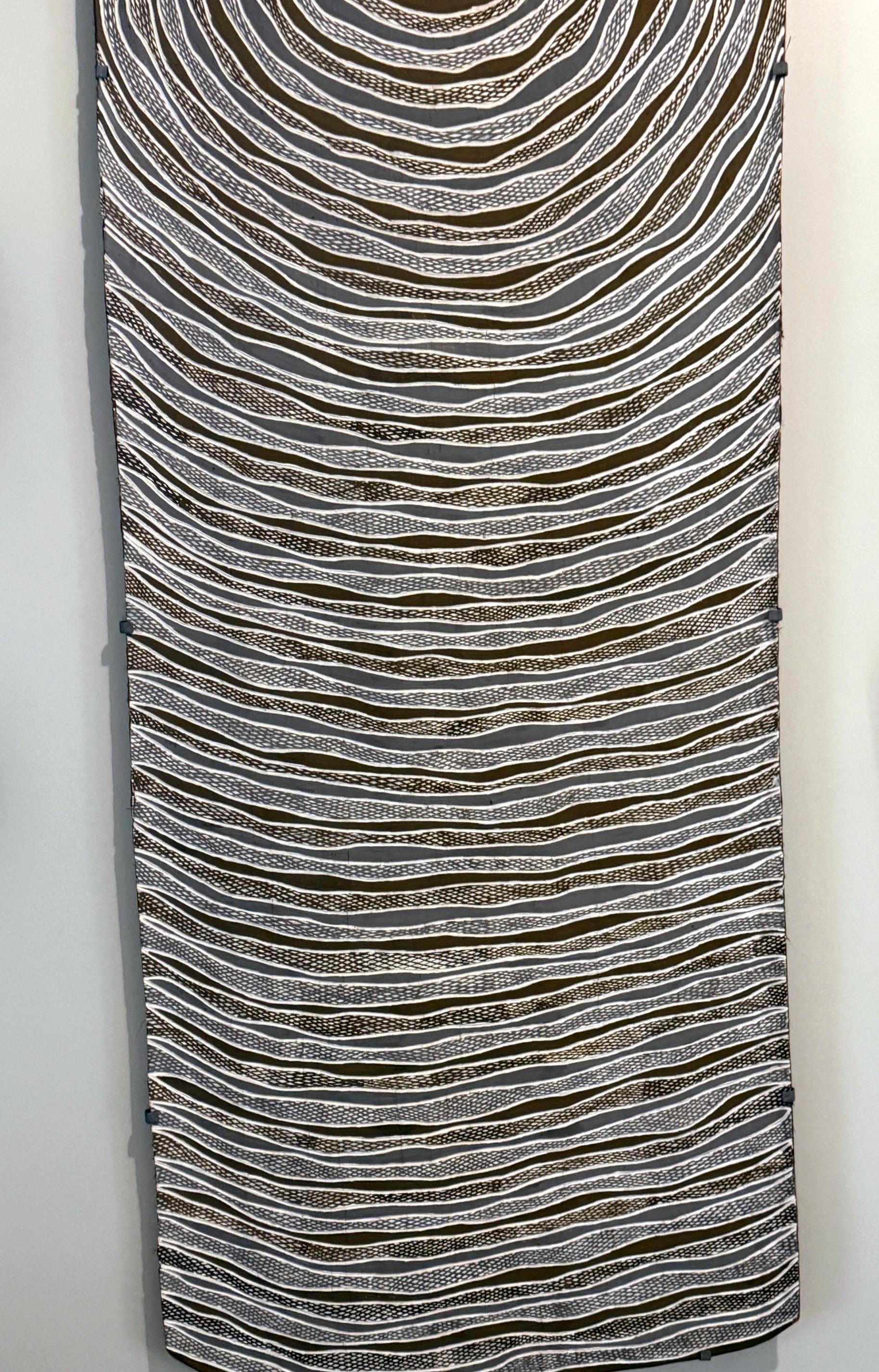 Zeitgenössische Aborigine-Kunst auf Rinde von Gunybi Ganambarr Provenienz (Handgeschnitzt) im Angebot