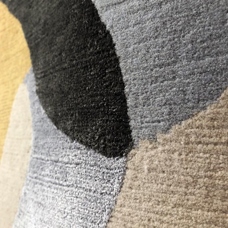 Moderne Tapis abstrait contemporain en bleu et jaune:: fait à la main en laine et soie:: 