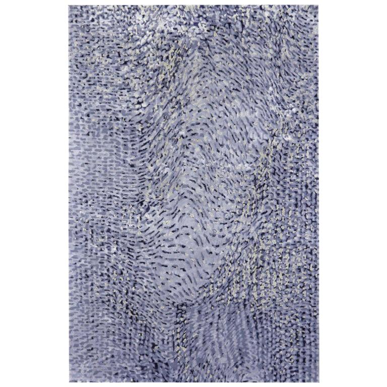 Tapis abstrait contemporain en bleu:: fait à la main en soie et en laine:: "Serpent" en vente