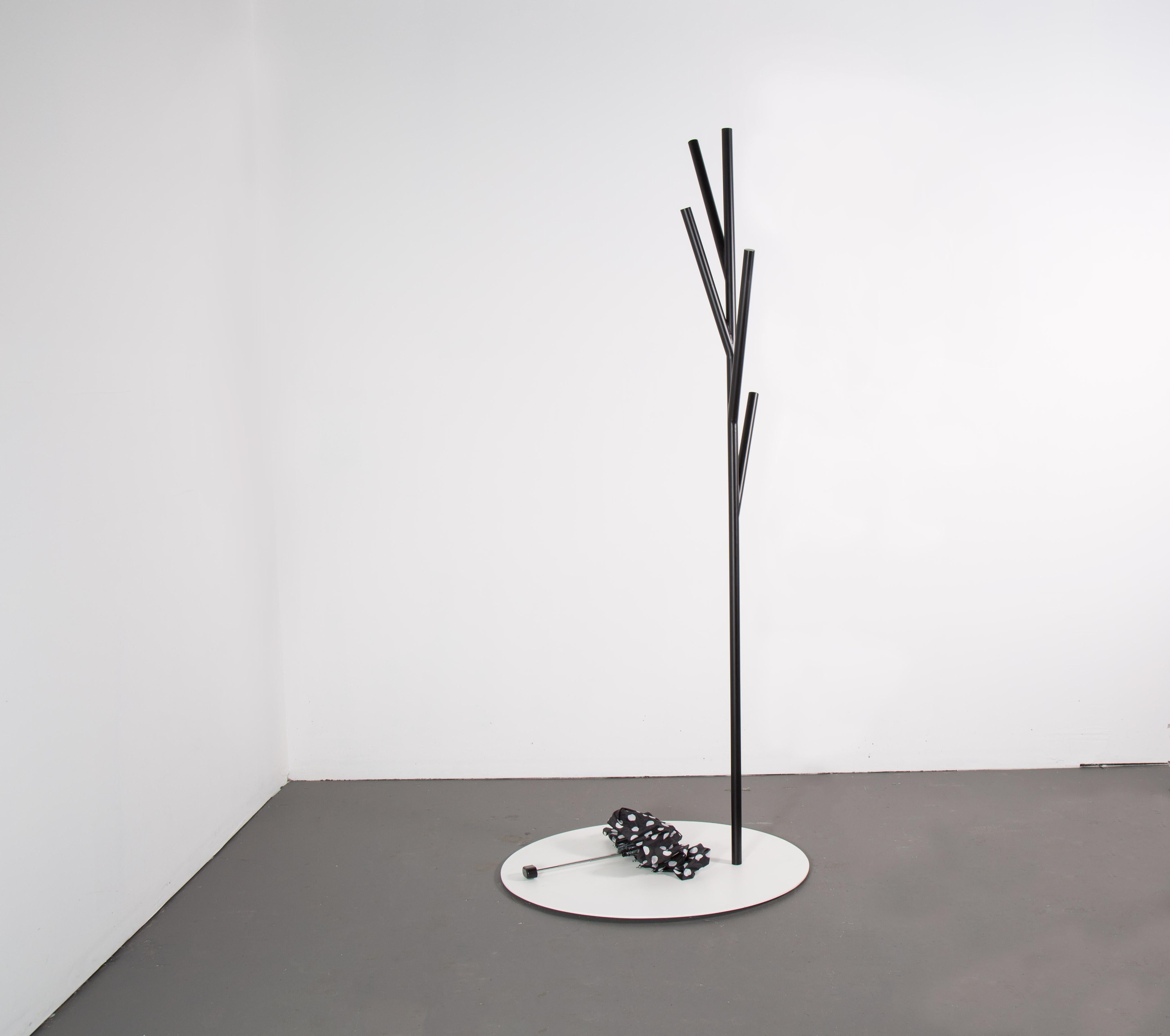 Zeitgenössischer abstrakter schwarz-weißer skulpturaler Flurbaumständer mit Sockelplatte (Moderne) im Angebot