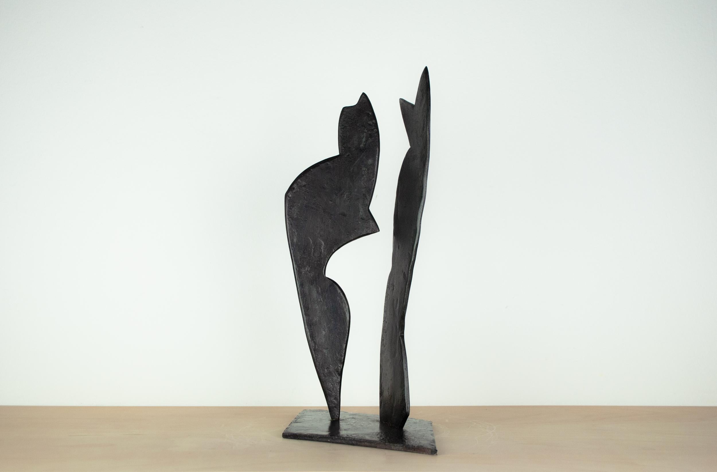 Contemporary Black Forged Steel Sculpture Inspired by H. Bertoia - Two Forms 02 (Geschmiedet) im Angebot