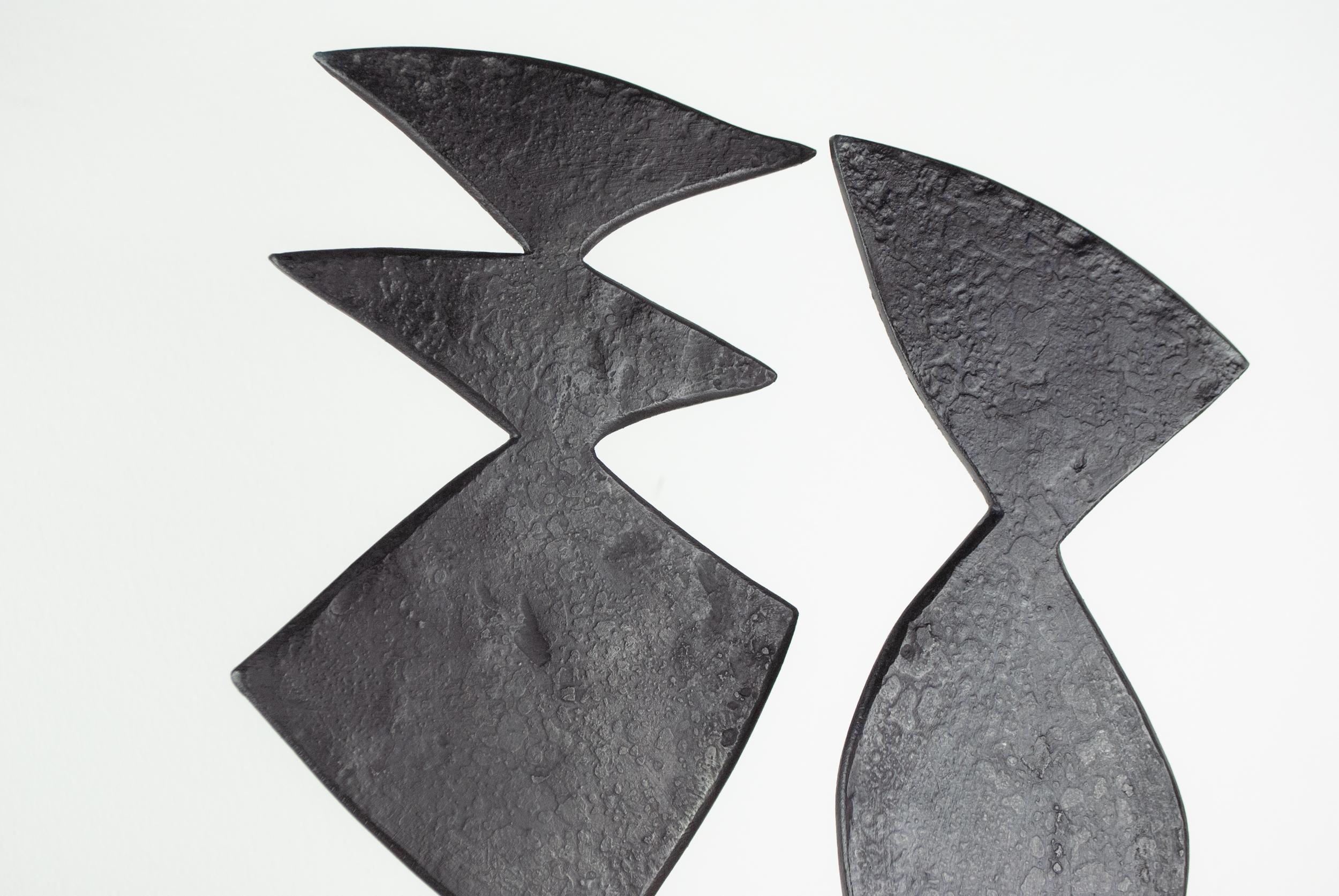 Moderne Sculpture contemporaine en acier forgé noir inspirée de H. Bertoia - Deux formes 03 en vente