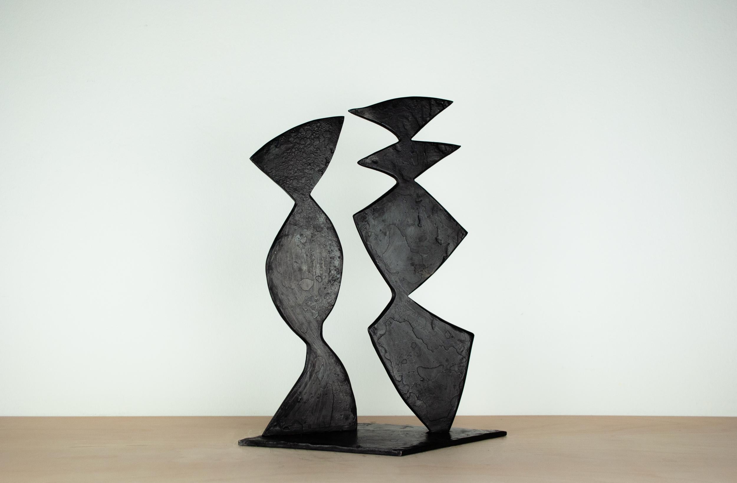 Britannique Sculpture contemporaine en acier forgé noir inspirée de H. Bertoia - Deux formes 03 en vente