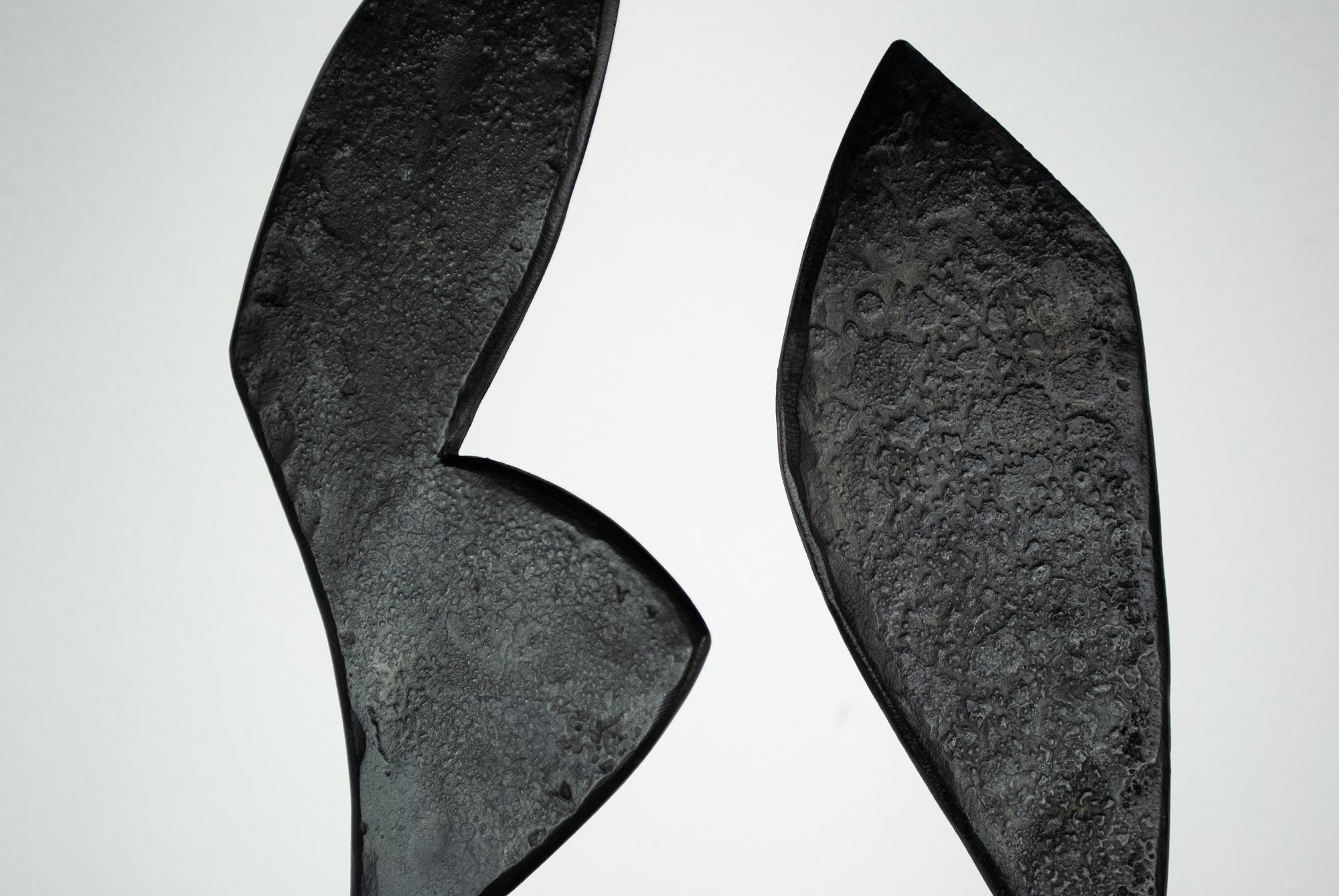 Britannique Sculpture contemporaine en acier forgé noir inspirée de H. Bertoia - Deux formes 04 en vente