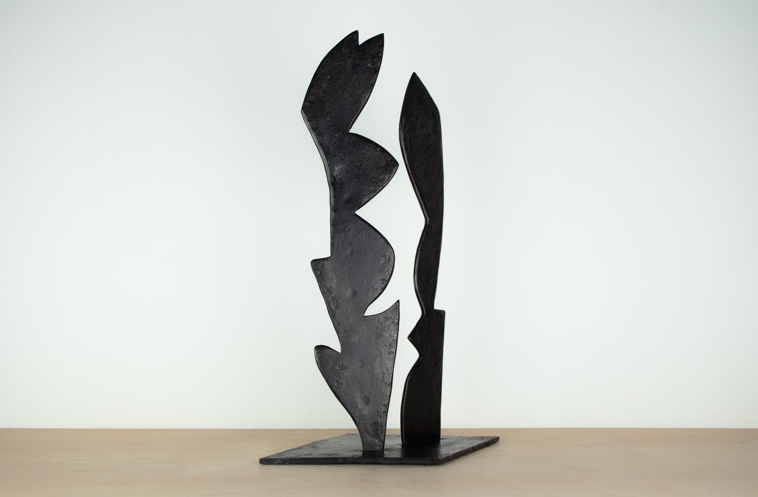Forgé Sculpture contemporaine en acier forgé noir inspirée de H. Bertoia - Deux formes 04 en vente