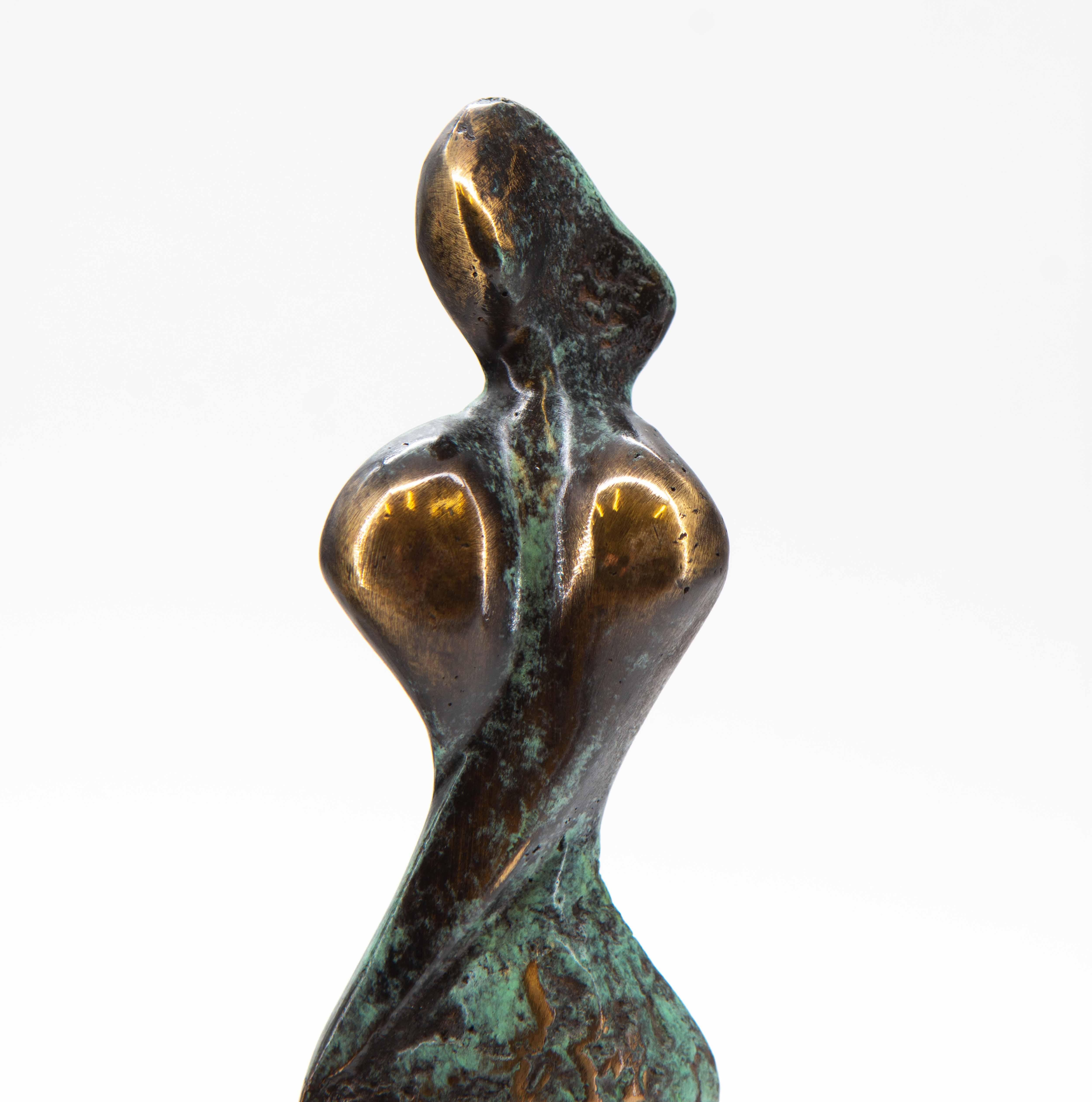 Statuette féminine abstraite en bronze, partiellement polie avec des accents verts patinés, du sculpteur polonais Stanislaw Wysocki. (b. 1949). Signé par l'artiste, portant la mention 