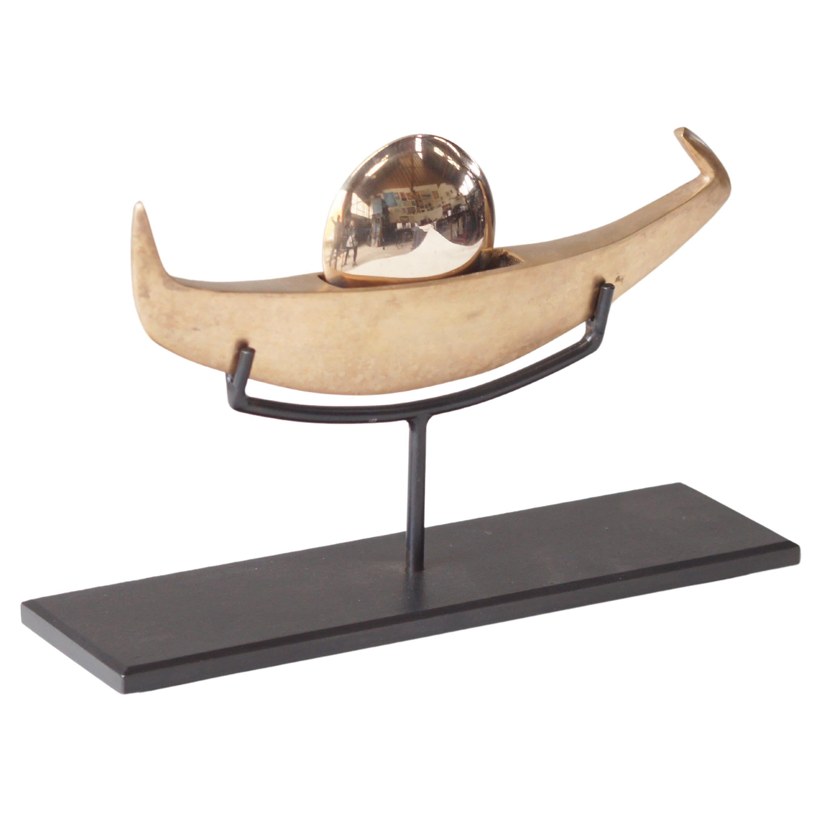 Sculpture contemporaine en bronze, "Eye am My Own Ship" par Tori Hermes