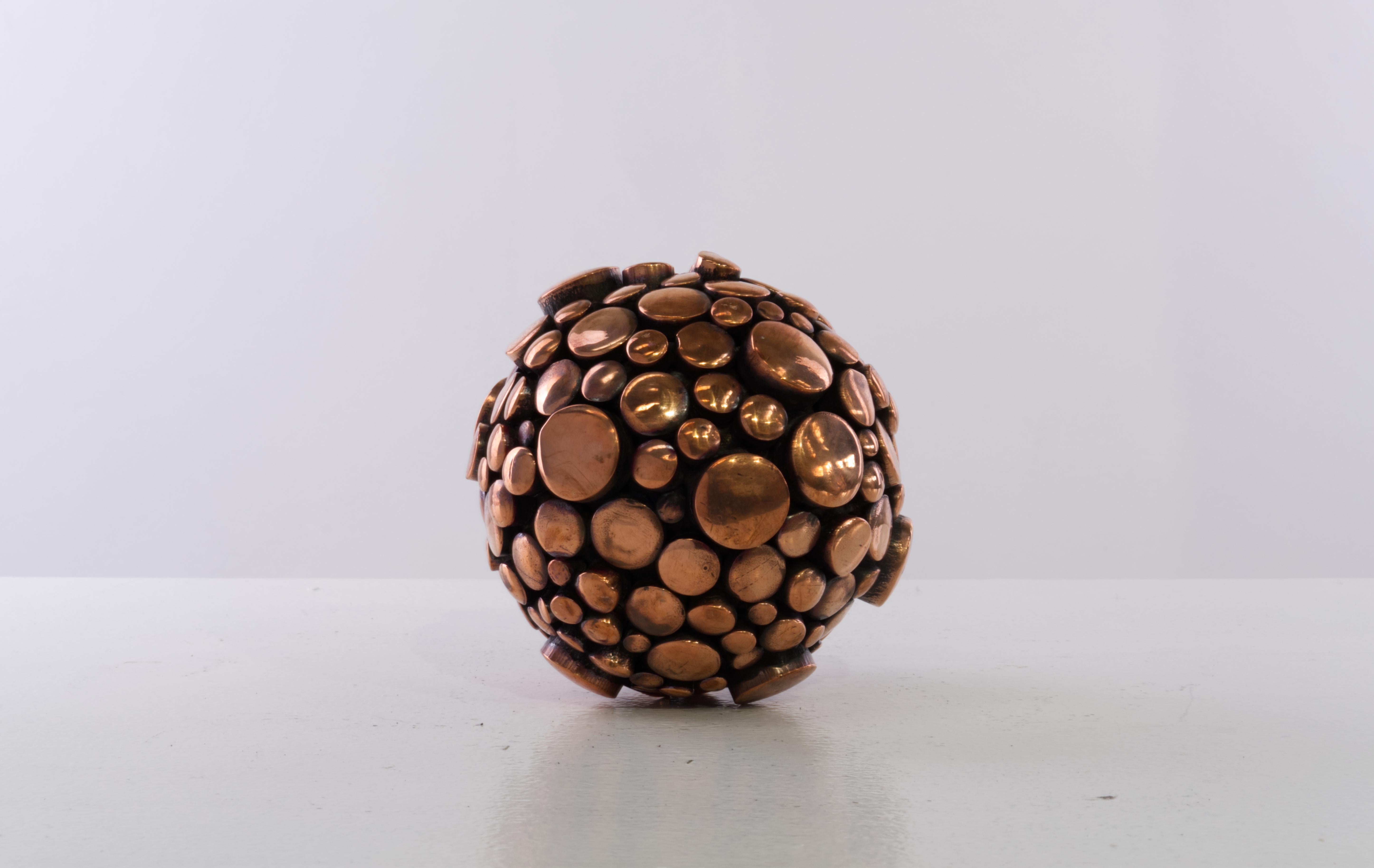 'Nucleus 2' è una piccola ma potente scultura della serie Energy Center di Charles Splady, progettata come generatore artistico per evocare e concentrare l'energia creativa. Realizzato a mano in rame, questo pezzo astratto incarna l'esplorazione di