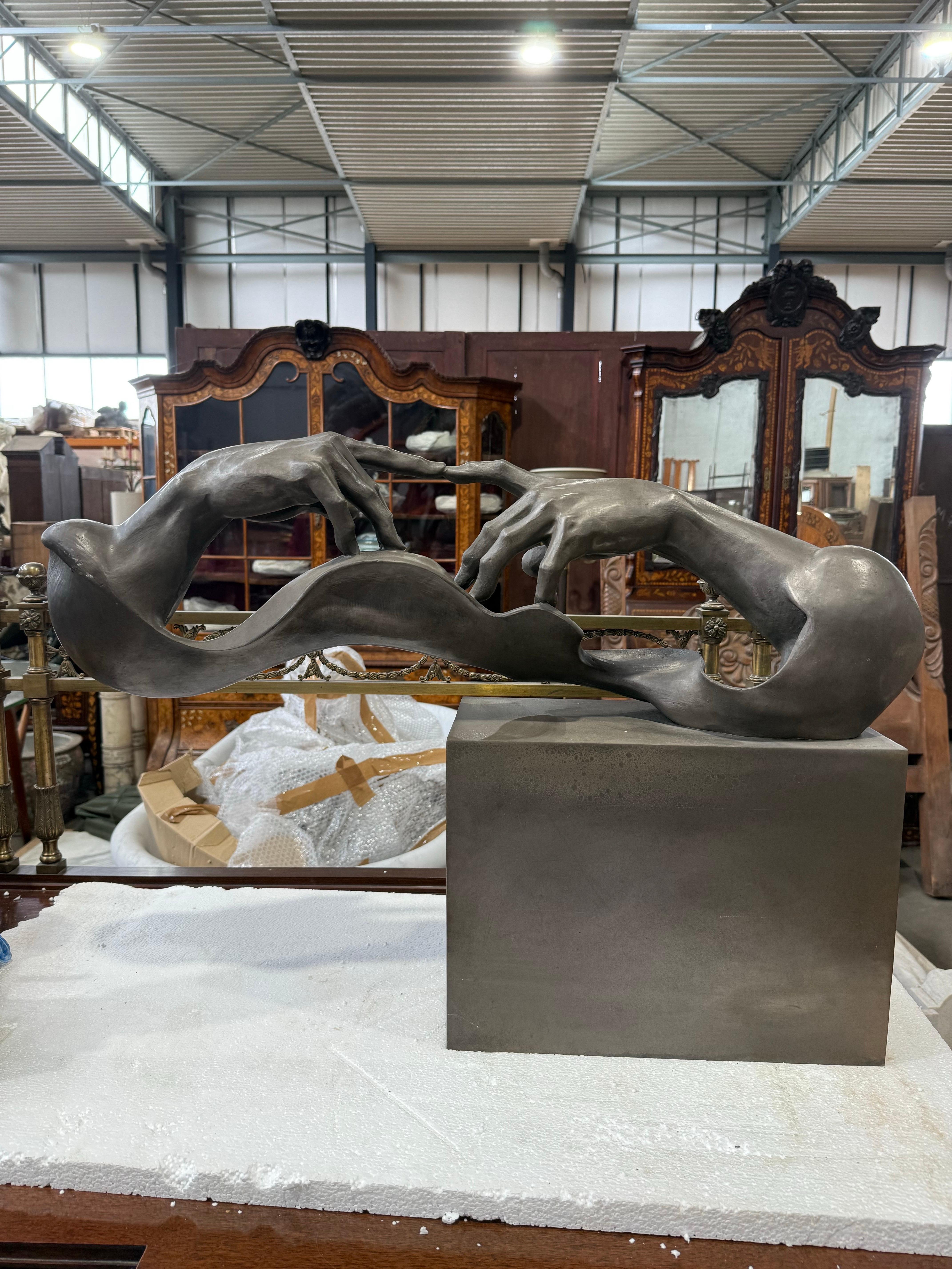 Escultura abstracta contemporánea de bronce de manos entrelazadas Europeo en venta