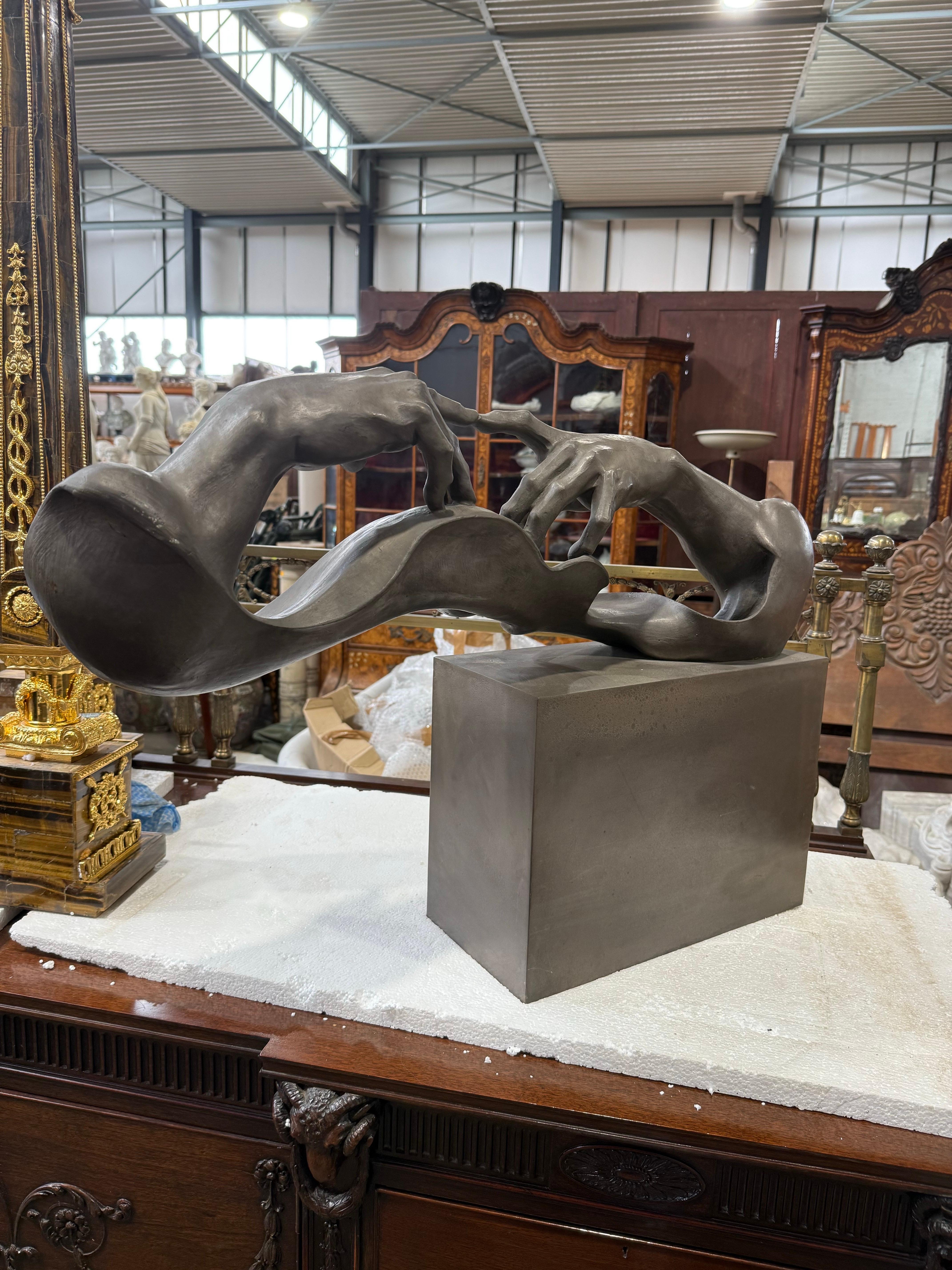 Escultura abstracta contemporánea de bronce de manos entrelazadas en Bueno estado para la venta en Southall, GB