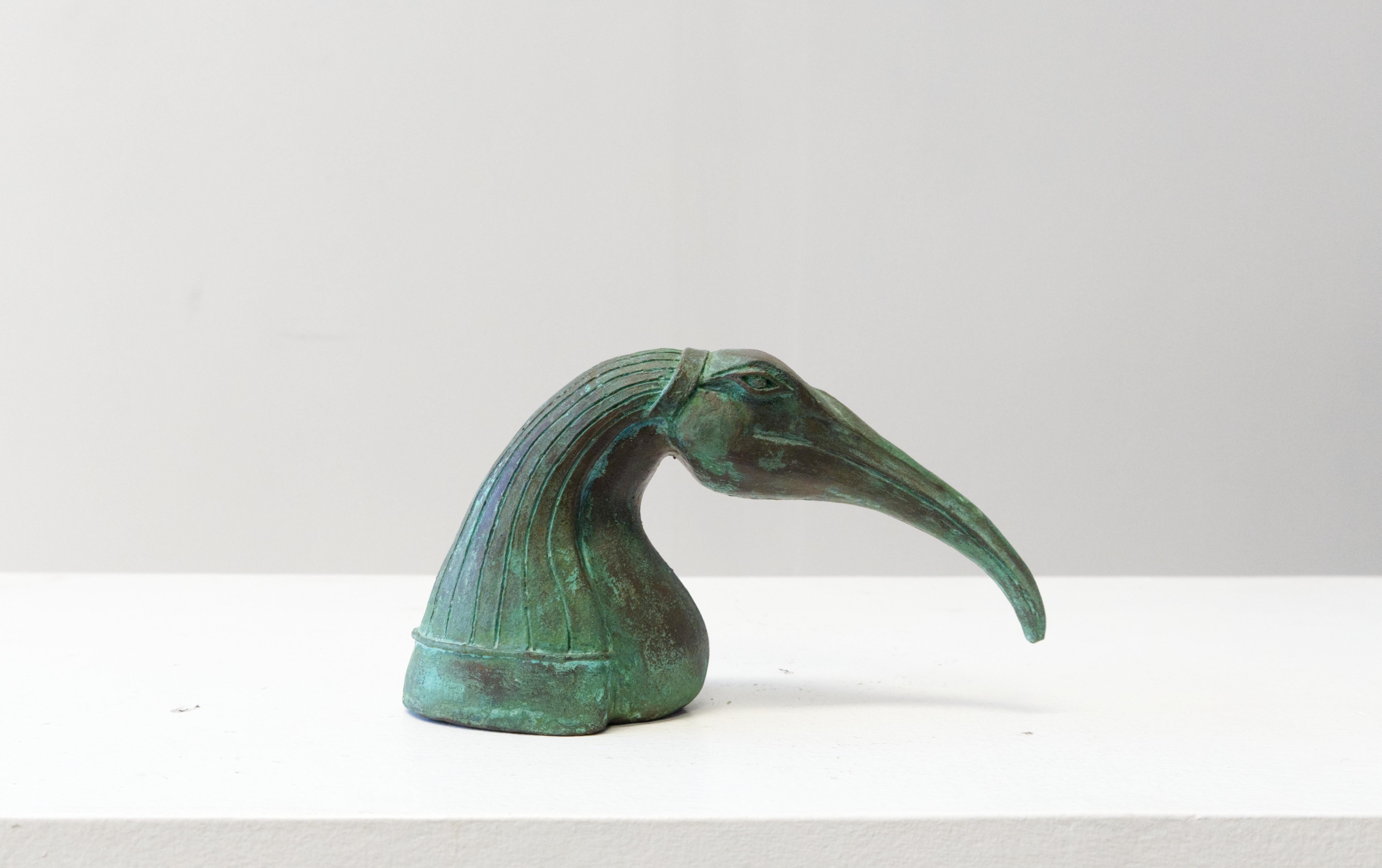 Timeless Rever capture l'essence de l'ibis, révéré pour sa sagesse et sa présence énigmatique. Avec son bec élégamment allongé et son expression sereine, cette sculpture en bronze se dresse comme un gardien tranquille, invitant les spectateurs à