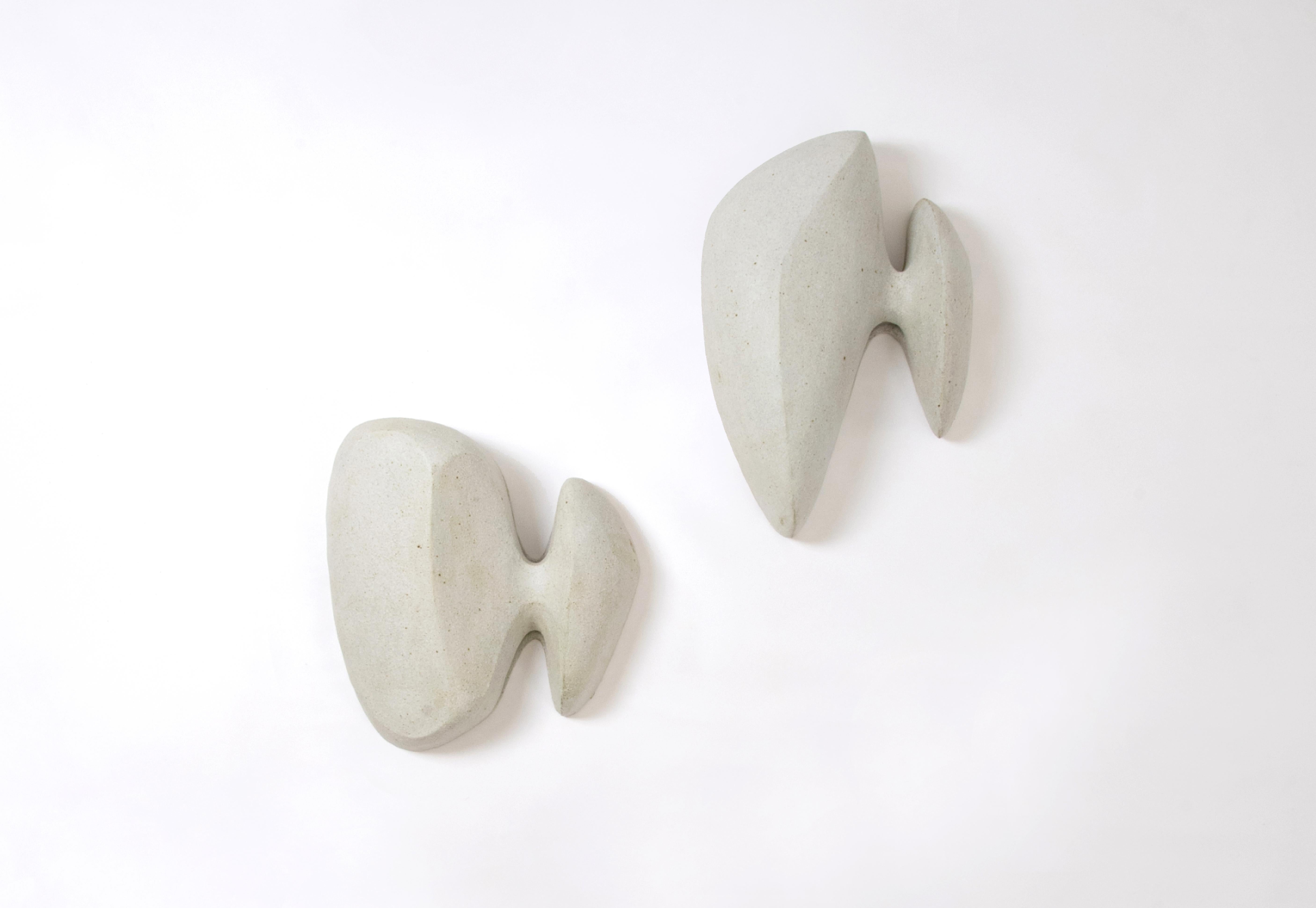 Apliques de Natasha Dakhli
Dimensiones: H 52 x 35 cm / H 41 x 39 cm
Material: Gres esmaltado
Tipo: único
Año: 2023

Girando en torno a la inspiración de las arquitecturas primitivas, estos apliques se entrelazan con formas orgánicas y formas