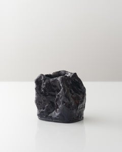 Zeitgenössische abstrakte schwarz-mauvefarbene Gefäßvase aus Ton von Kim Mesches, hitzereaktiv