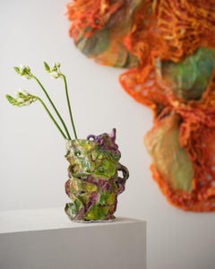 Vase contemporain abstrait en argile vert et violet thermoréactif par Kim Mesches