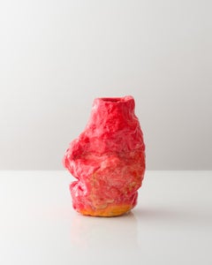 Vase contemporain abstrait en argile rouge-jaune thermoréactive par Kim Mesches