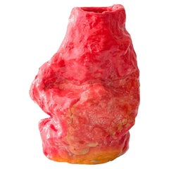 Vase contemporain abstrait en argile rouge-jaune thermoréactive par Kim Mesches
