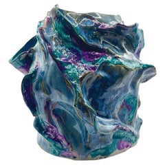 Jarrón contemporáneo abstracto de arcilla, en tonos verde azulado y morado, que reacciona al calor, de Kim Mesches