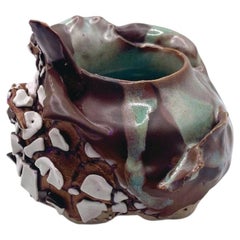 Vaso in ceramica piccolo, astratto e contemporaneo, con texture argillosa, di Kim Mesches